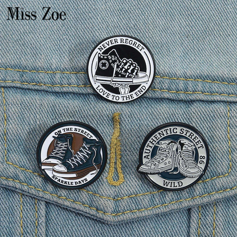 Leinwand Schuhe Emaille Pins Benutzerdefinierte NEVER REGRET LOVE TO THE END Broschen Revers Abzeichen Kleidung Punk Schmuck Geschenk für Freunde
