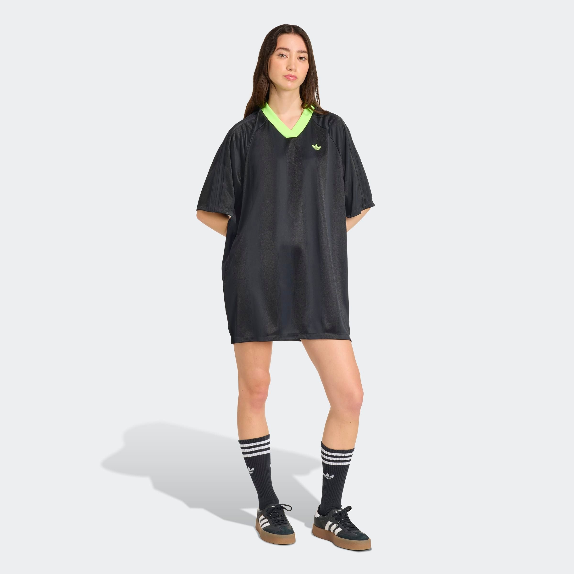 Shirtkleid ADIDAS ORIGINALS "JACQUARD DRESS", Damen, Gr. S, N-Gr, grün (schwarz, signal grün), Obermaterial: 100% Polyester, Kleider Shirtkleid, sportlicher Stil, moderner 2000er-Vibe, aus Satin