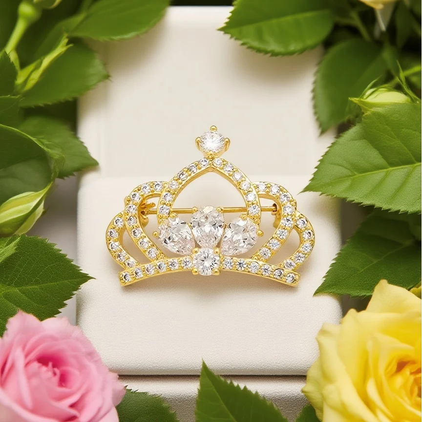 Exquisite goldfarbene Krone, Modedesign, vielseitiger Modetrend, personalisierte Accessoire-Schnallenbrosche Image