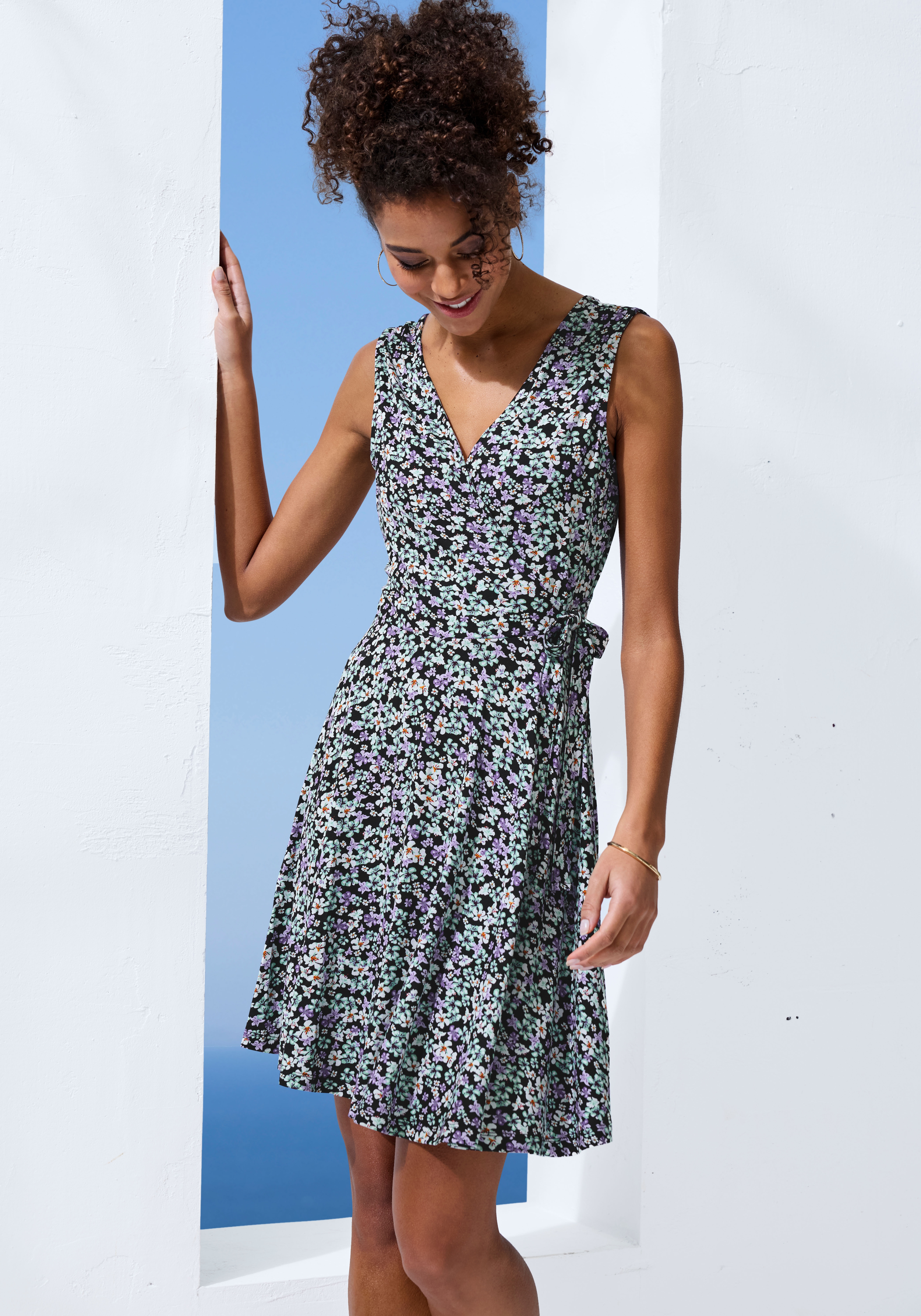 Jerseykleid VIVANCE, Damen, Gr. 42, N-Gr, beige (lila, türkis, creme geblümt), Jersey, Obermaterial: 95% Viskose, 5% Elasthan, bedruckt, geblümt, figurumspielend knielang, V-Ausschnitt, Kleider Jerseykleid, mit Alloverdruck und Bindeband,...