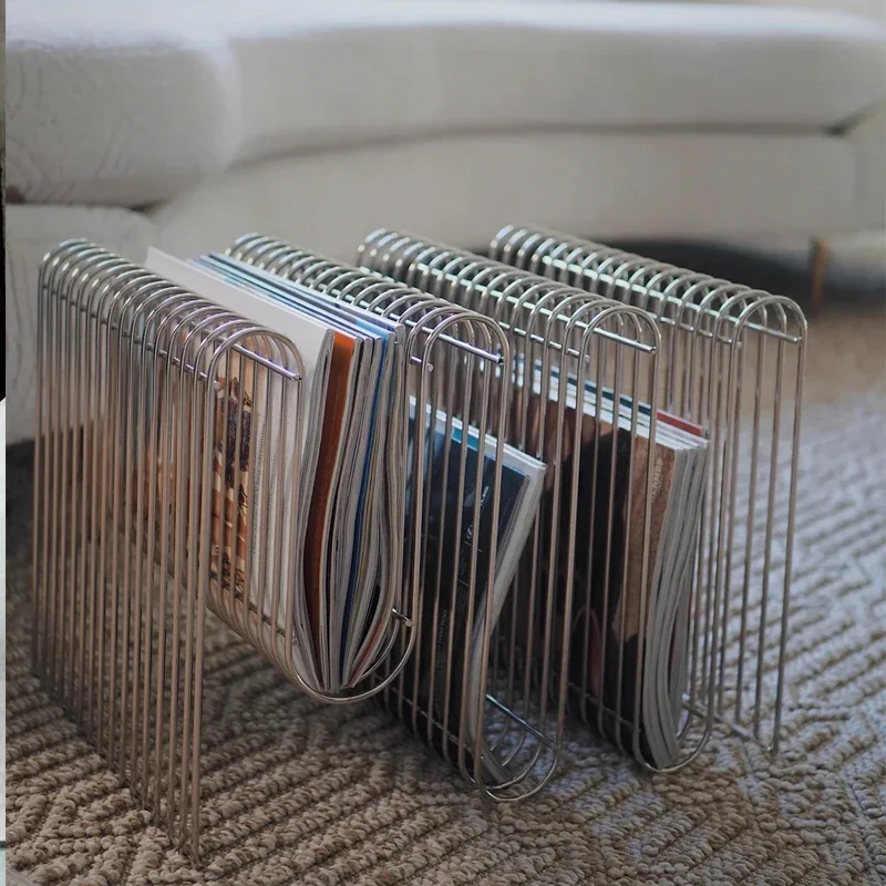 Beistelltisch im Industriestil mit Stauraum, Designer-Zeitungsständer aus Metall, kreativer Sofa-Beistelltisch für Bücher/Dekor, moderner Drahtkorb