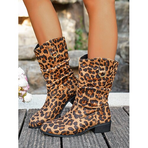 Damenstiefel aus Wildlederimitat mit Tigermuster und halbhoher Schafthöhe – lässige Stiefel im Westernstil mit Schnallendetail, stylisches Freizeitschuhwerk für den Herbst Image