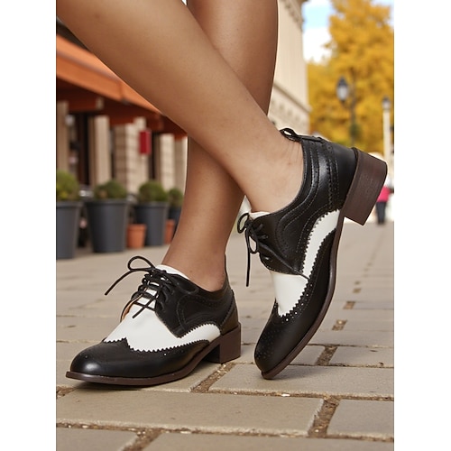 Damen-Oxford-Schuhe mit Flügelkappe in Schwarz und Weiß – Schnürschuhe aus Leder im Brogue-Stil der 1950er Jahre fürs Büro, Freizeitausflüge und Mode im Retro-Stil Image