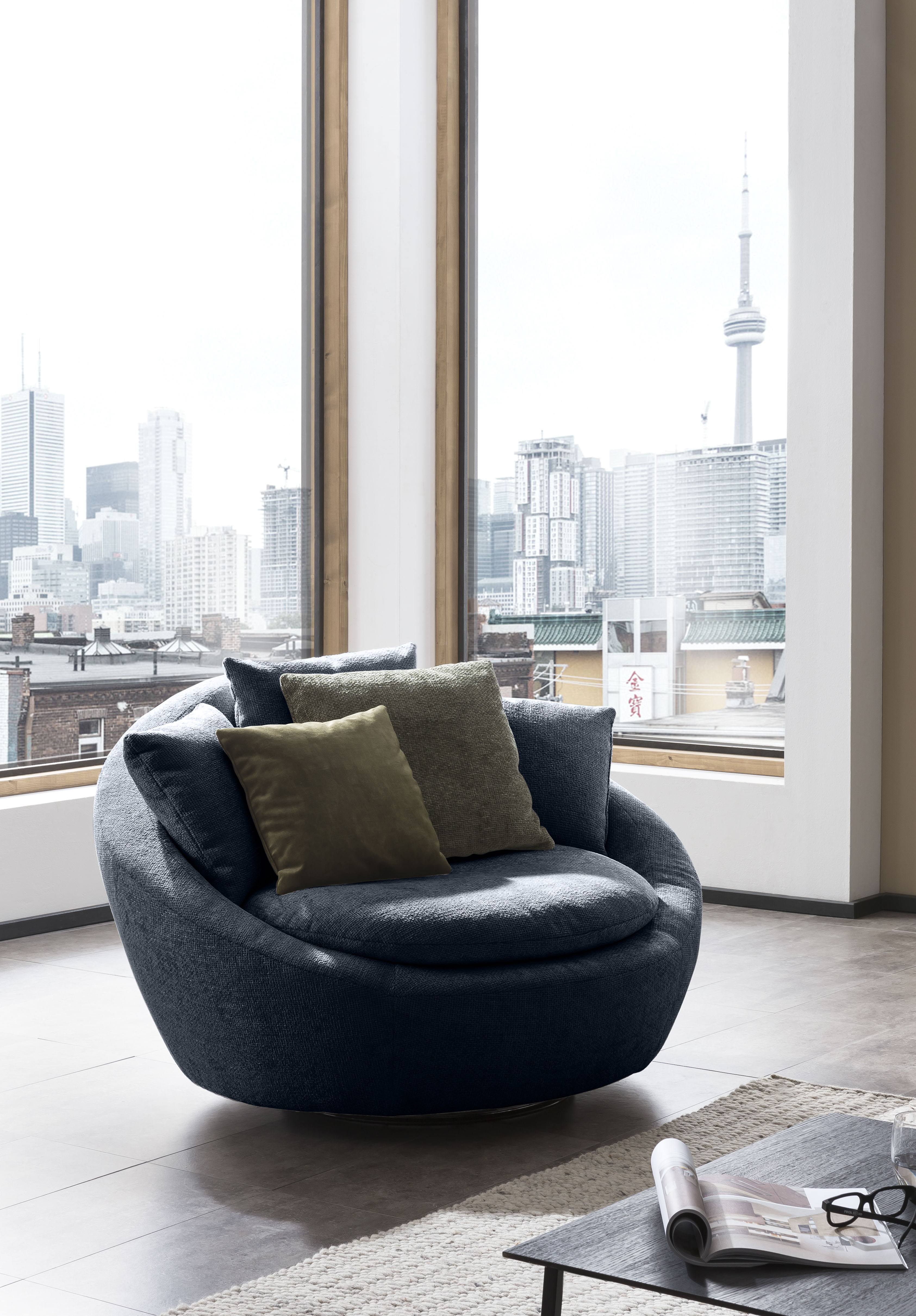 Drehsessel TRENDMANUFAKTUR "Maui, inklusive 2 Rückenkissen und 1 Zierkissen, moderne Optik", blau (moonlight ocean), B:130cm H:80cm T:112cm, 100% Polyester, Sessel, Sessel mit Drehfunktion, frei im Raum Stellbar, XXL Sessel