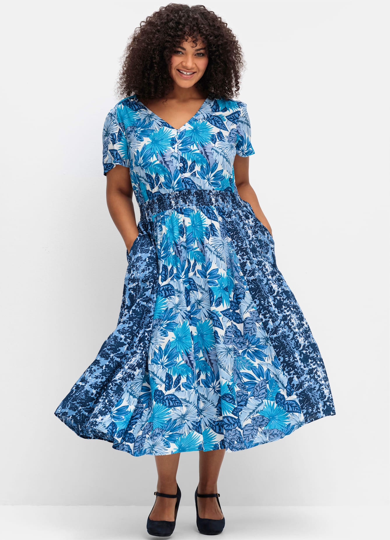 Blusenkleid SHEEGO BY JOE BROWNS "Kleid", Damen, Gr. 58, Normalgrößen, blau (blau gemustert), 56% Viskose, 43% Polyester, 1% Elasthan, bedruckt, geblümt, gemustert, mehrfarbig, wadenlang, V-Ausschnitt, Kleider Image