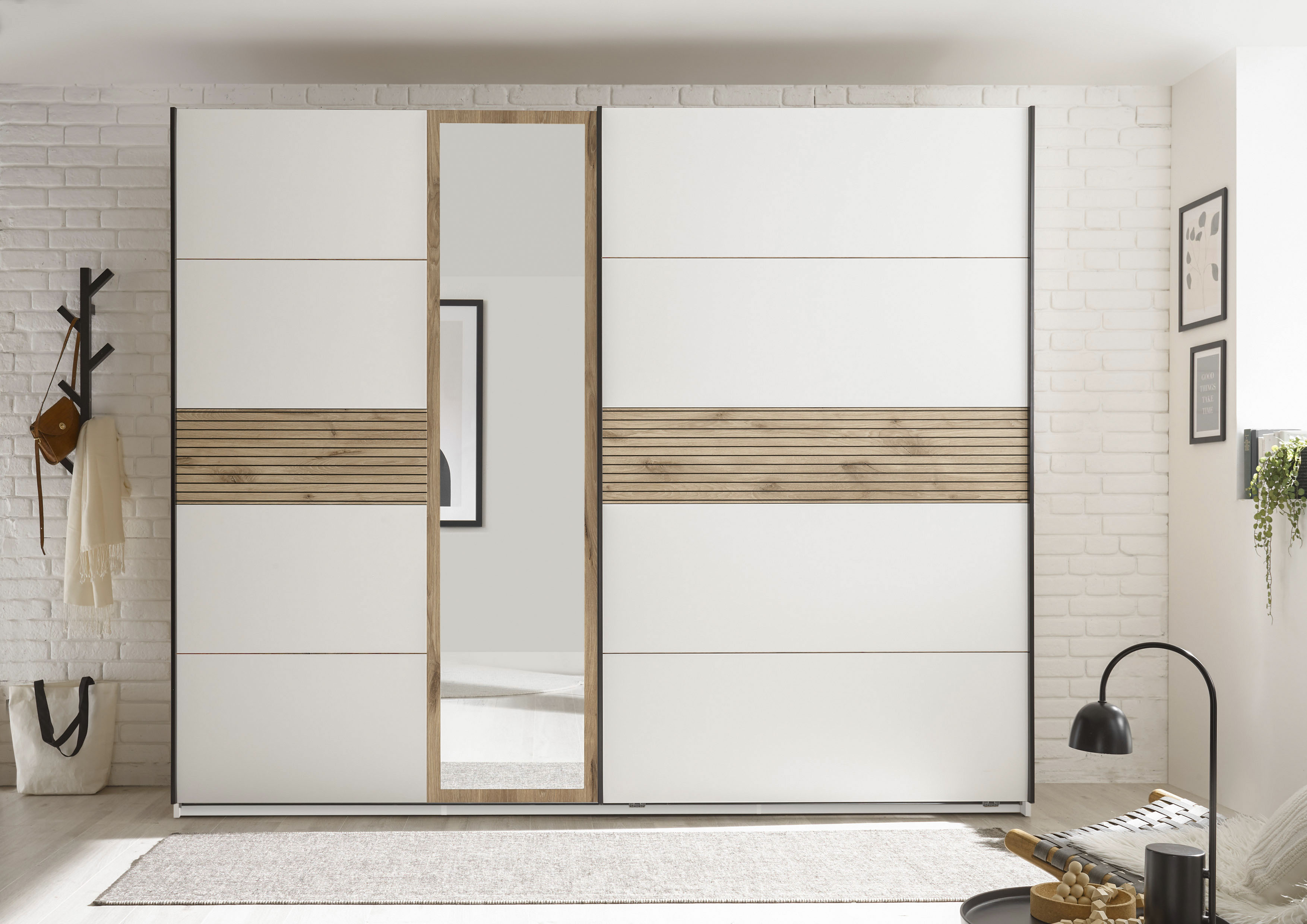 Kleiderschrank SCHLAFKONTOR "Leo Schwebetürenschrank, Schiebetürenschrank mit Spiegel", weiß (weiß, viking oak hell), B:270,1cm H:225,5cm T:59,6cm, Melamin, Schränke, Kleiderschrank, Absetzung in Viking Oak heller Rillenoptik und Spiegel