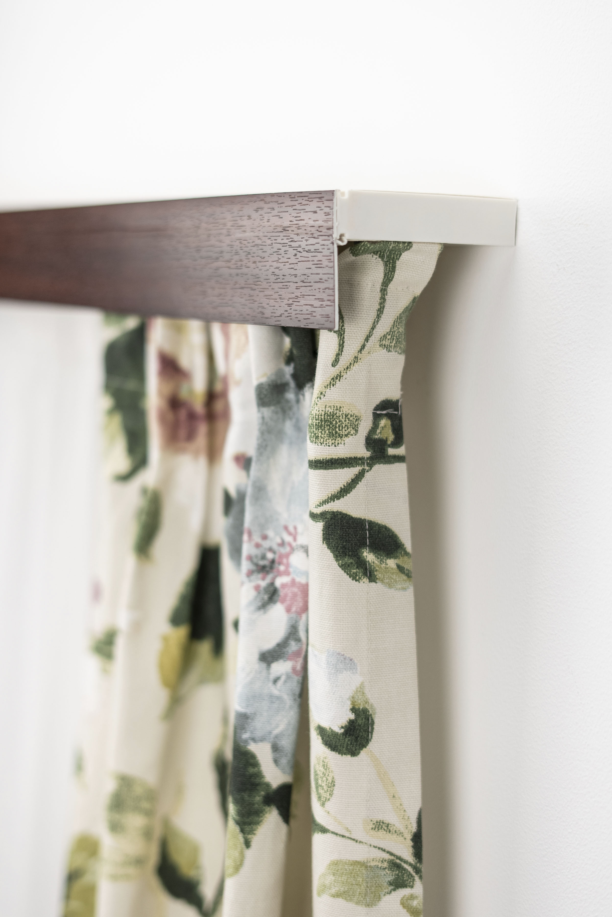 Gardinenschiene GARESA "Kunststoffschiene mit Blende", braun (mahagoni), L:190cm, Kunststoff, Gardinenstangen, Gardinenschiene, Deckenmontage, verlängerbar, einfache Montage, schlicht Image