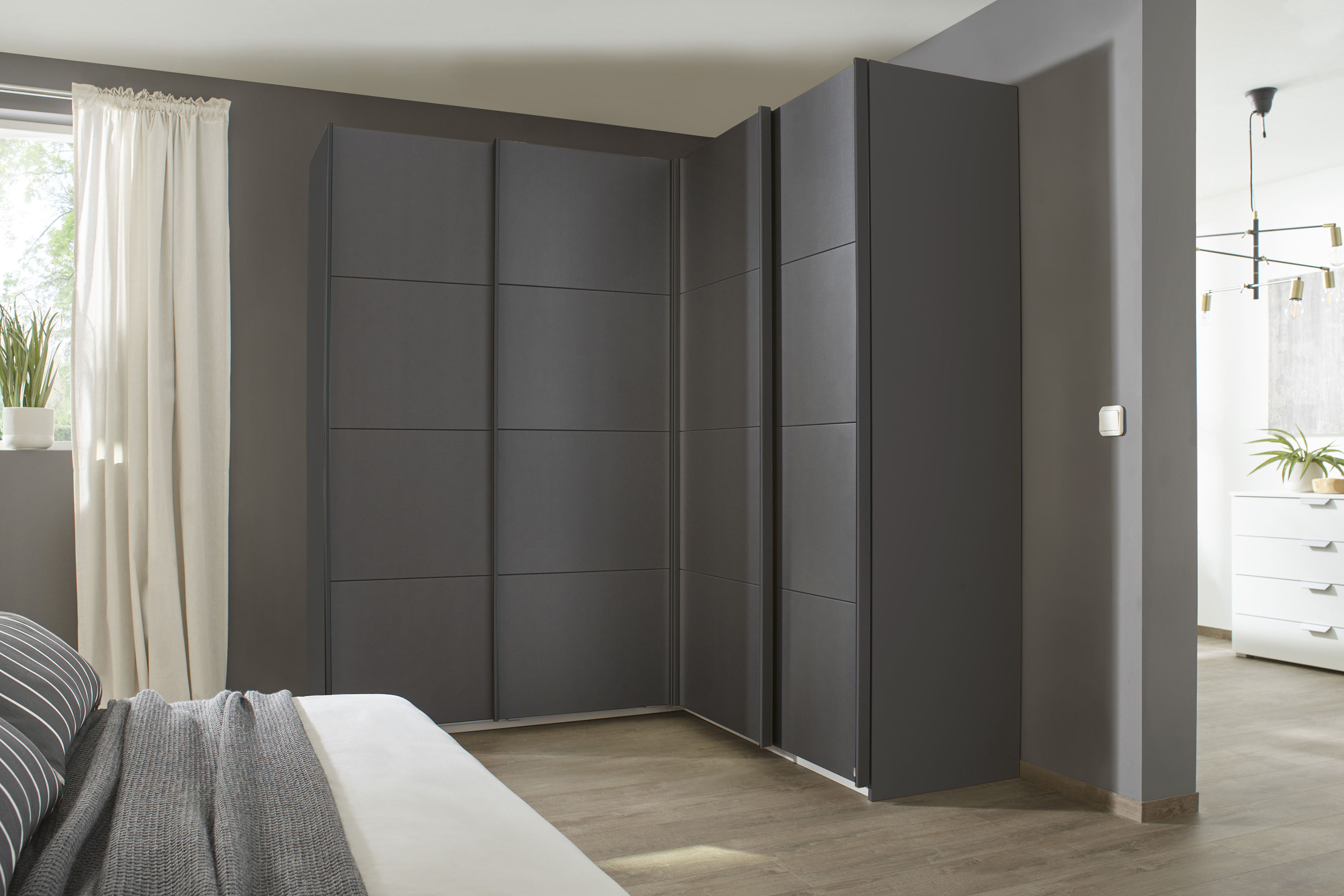 Schwebetürenschrank RAUCH "Quadra", grau (graumetallic), B:181cm H:229cm T:187cm, Holzwerkstoff, Schränke, Eckschrank inkl. Türendämpfer und Schubladeneinsatz