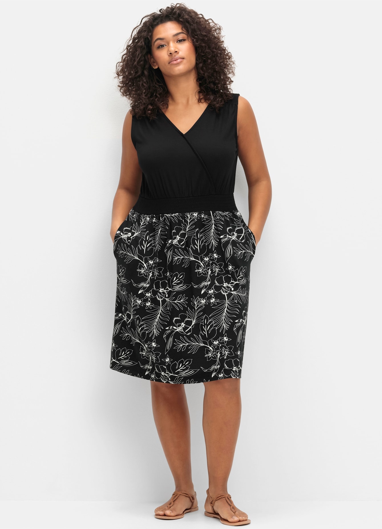 Jerseykleid SHEEGO "Jerseykleid", Damen, Gr. 40, Normalgrößen, schwarz (schwarz, gemustert), Jersey, 95% Viskose, 5% Elasthan, bedruckt, geblümt, gemustert, mehrfarbig, kurz, V-Ausschnitt, Kleider Image