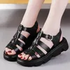 Sommersandalen für Damen, 2025, neue römische Damen, flacher Strand, geschlossene Nase, Sandalen, 35–43, große weibliche Freizeitschuhe, Plateausandalen