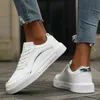 Lässige weiße Damen-Sneaker, schicker silberner Rand, weiches Futter, rutschfeste Schuhe, neues minimalistisches Design, PU-Leder-Skateschuhe für Damen