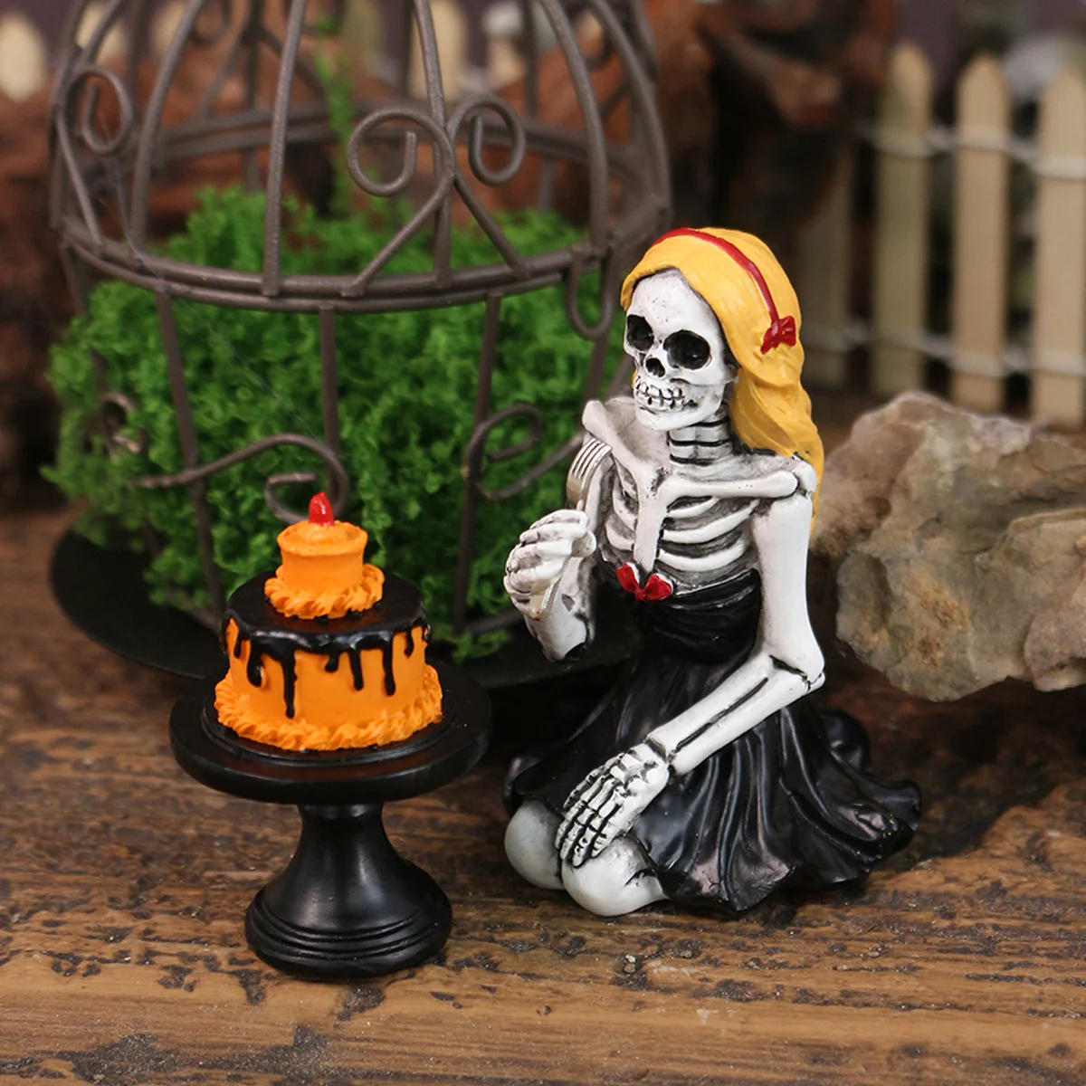 Gruseliges Geistermädchen, das Kuchen isst – Halloween-Schädel-Dekor, gotische Heimdekoration für Party Image