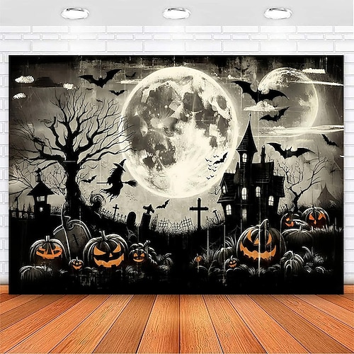 Halloween-Wandteppich-Hintergrund – gruseliges Spukhaus mit Vollmond, fliegender Hexe, Fledermäusen, Friedhof und leuchtenden Kürbislaternen, schwarz-weißer Gothic-Wandbehang für Party- und Heimdekoration Image