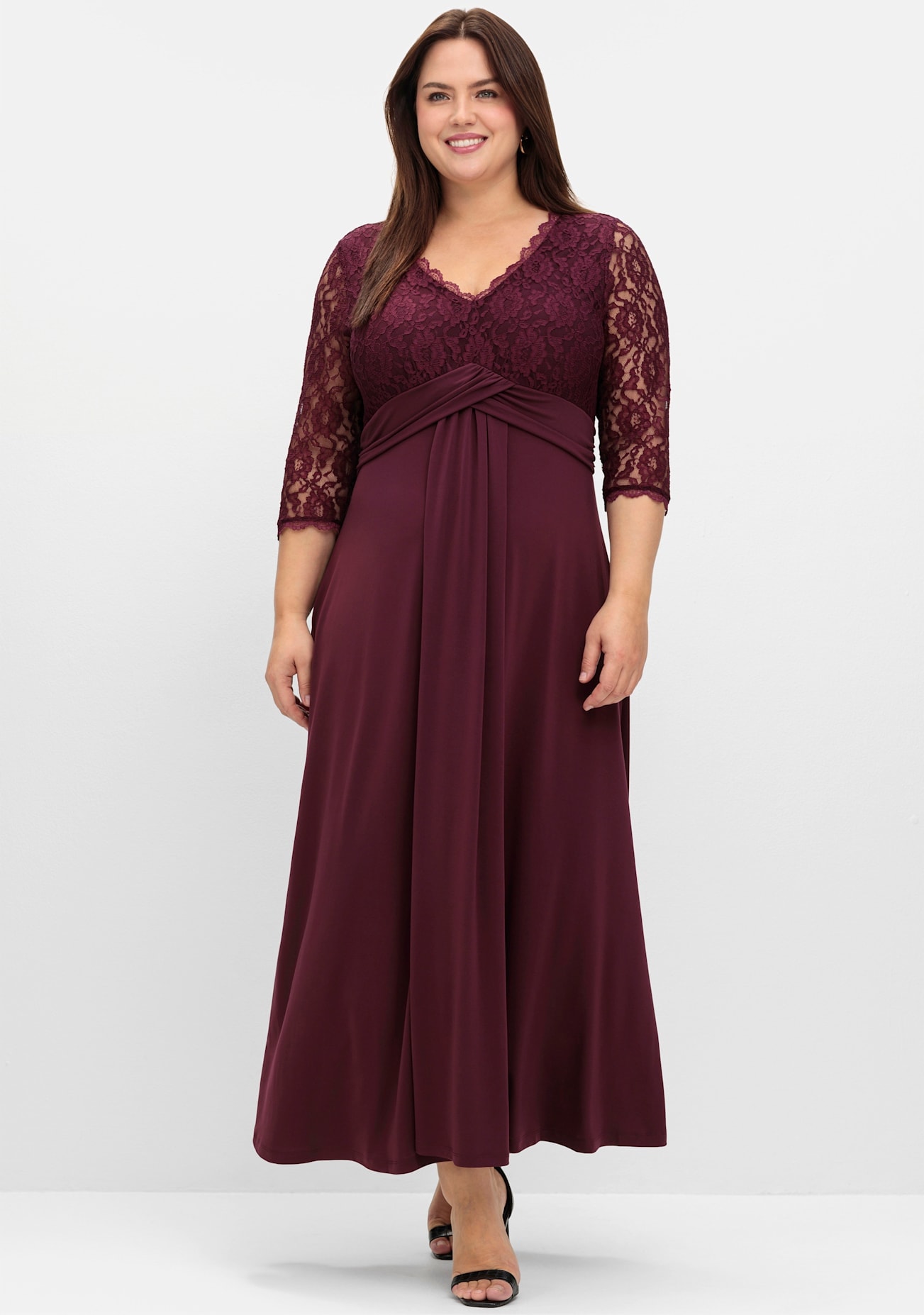 Abendkleid SHEEGO "Abendkleid", Damen, Gr. 52, Normalgrößen, rot (burgund), 95% Polyester, 5% Elasthan, Spitze:100% Polyamid, unifarben, lang, V-Ausschnitt, Kleider Image