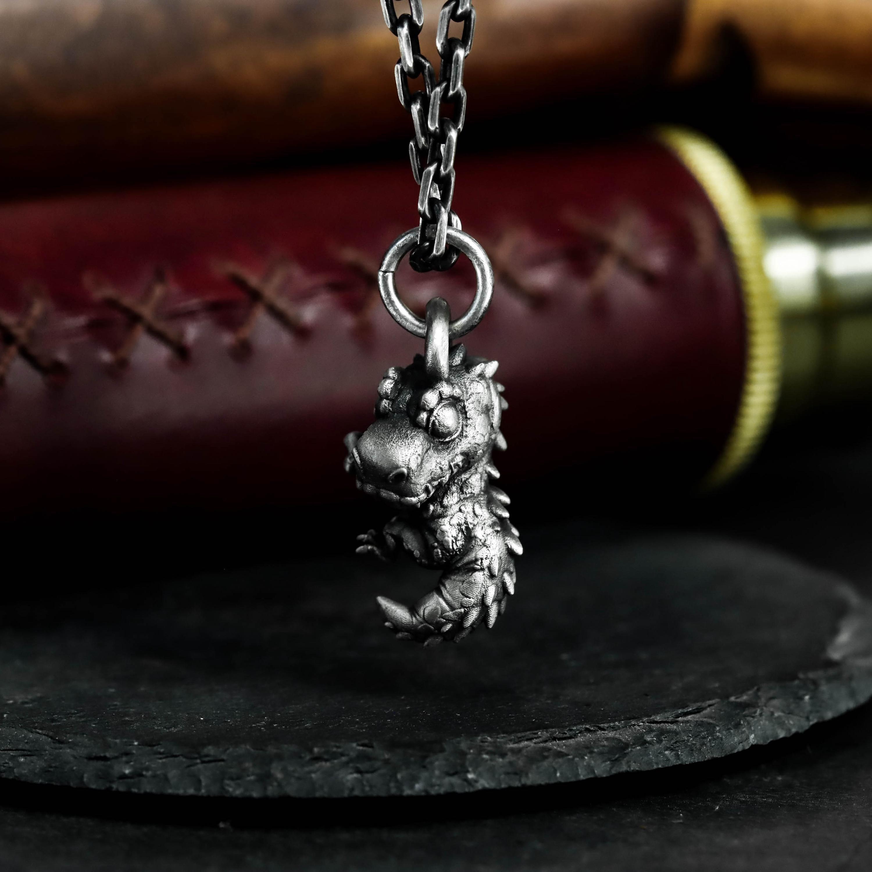 Collana con ciondolo in argento 925 a forma di mini T-Rex - Simpatico ciondolo artigianale ispirato al giocattolo di un dinosauro dei cartoni animati