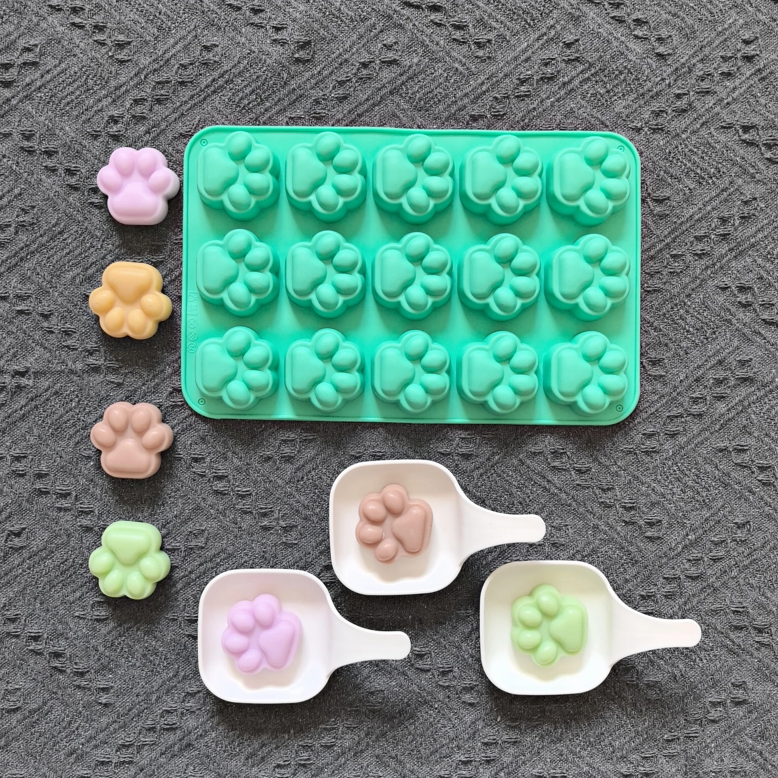 1 Stück 15 Hohlräume kreative Katzenpfotenform Schokolade umklappbar Silikonform DIY Süßigkeiten Pudding Dessertform Kuchendekoration Plugin Image