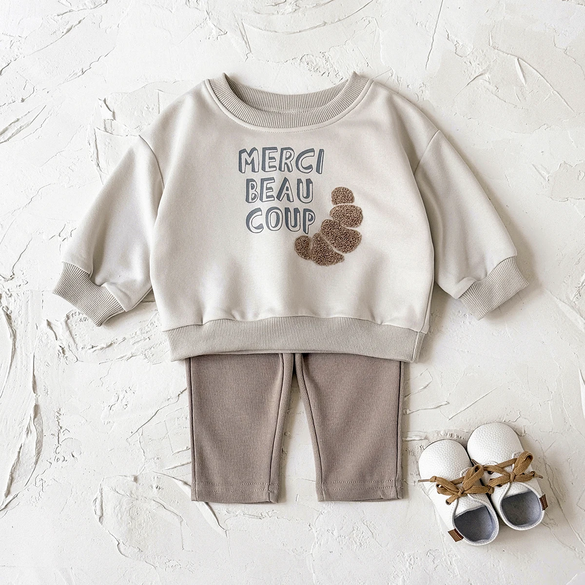 Weicher, mit Croissant bestickter Kapuzenpullover für 1–3 Jahre alte Kinder, sportliche und bequeme Jogginghose, 2-teilig Image