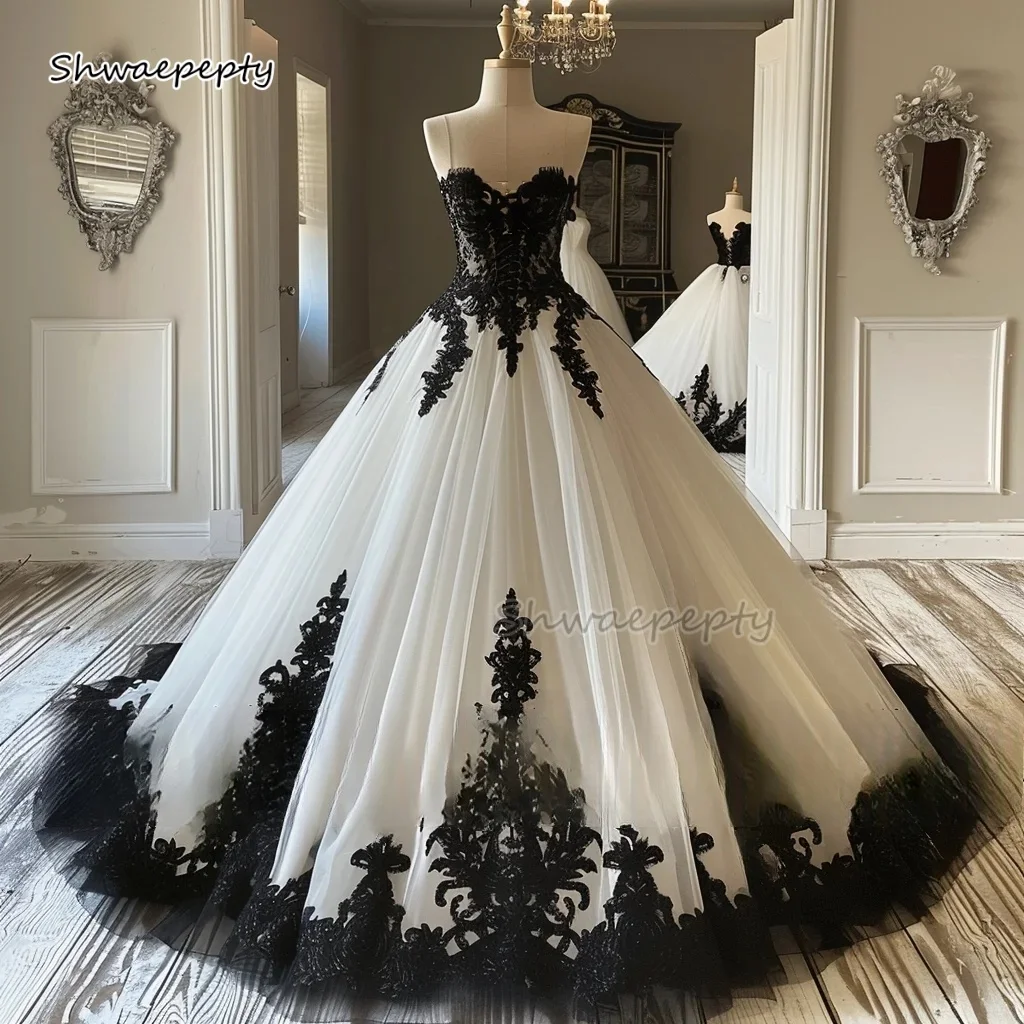 Schwarz-weißes Vintage-Hochzeitskleid mit Spitzenapplikationen, herzförmiger A-Linie, langes Gothic-Brautkleid, maßgeschneidertes Vestido ack Lace-up