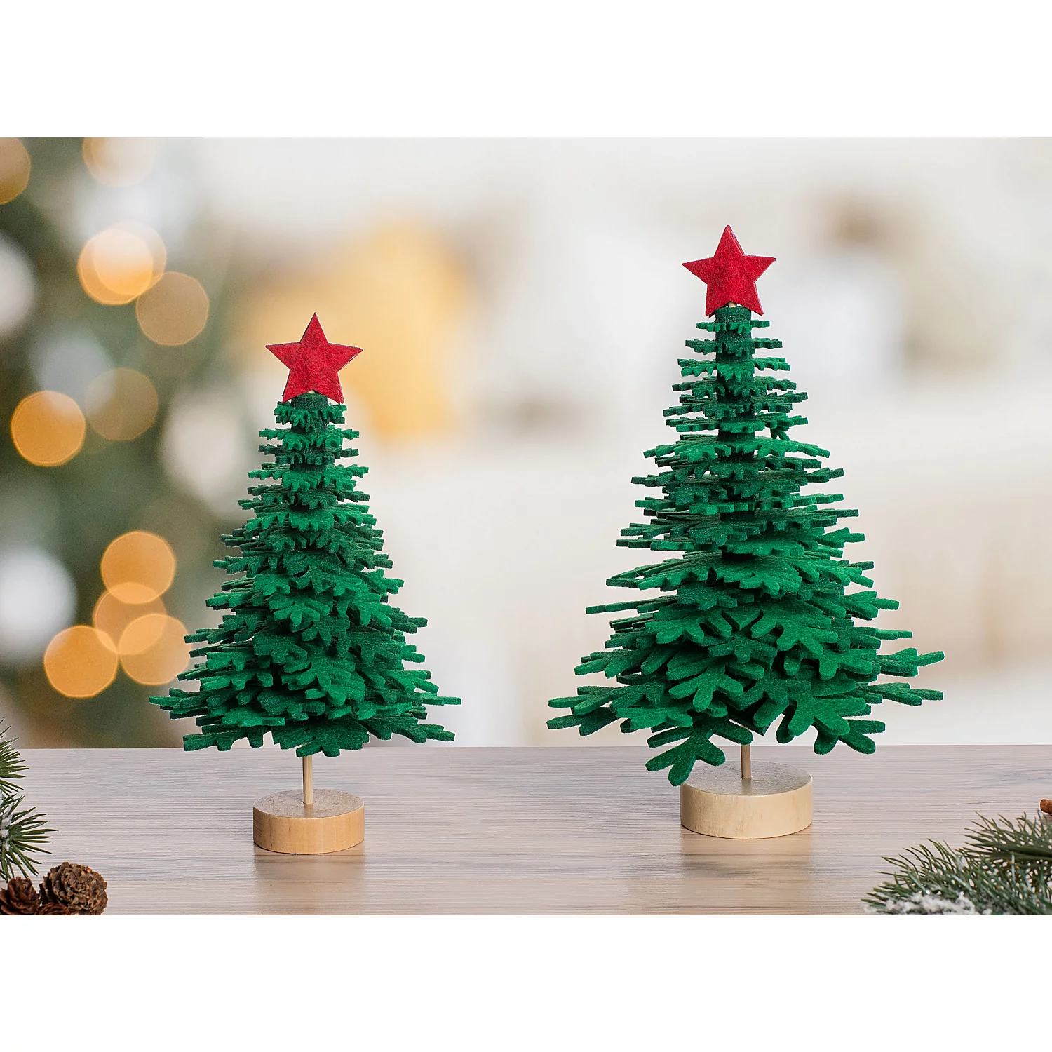 buttinette Filz-Bausatz 3D-Tannenbäume, grün-rot, 2 Stück