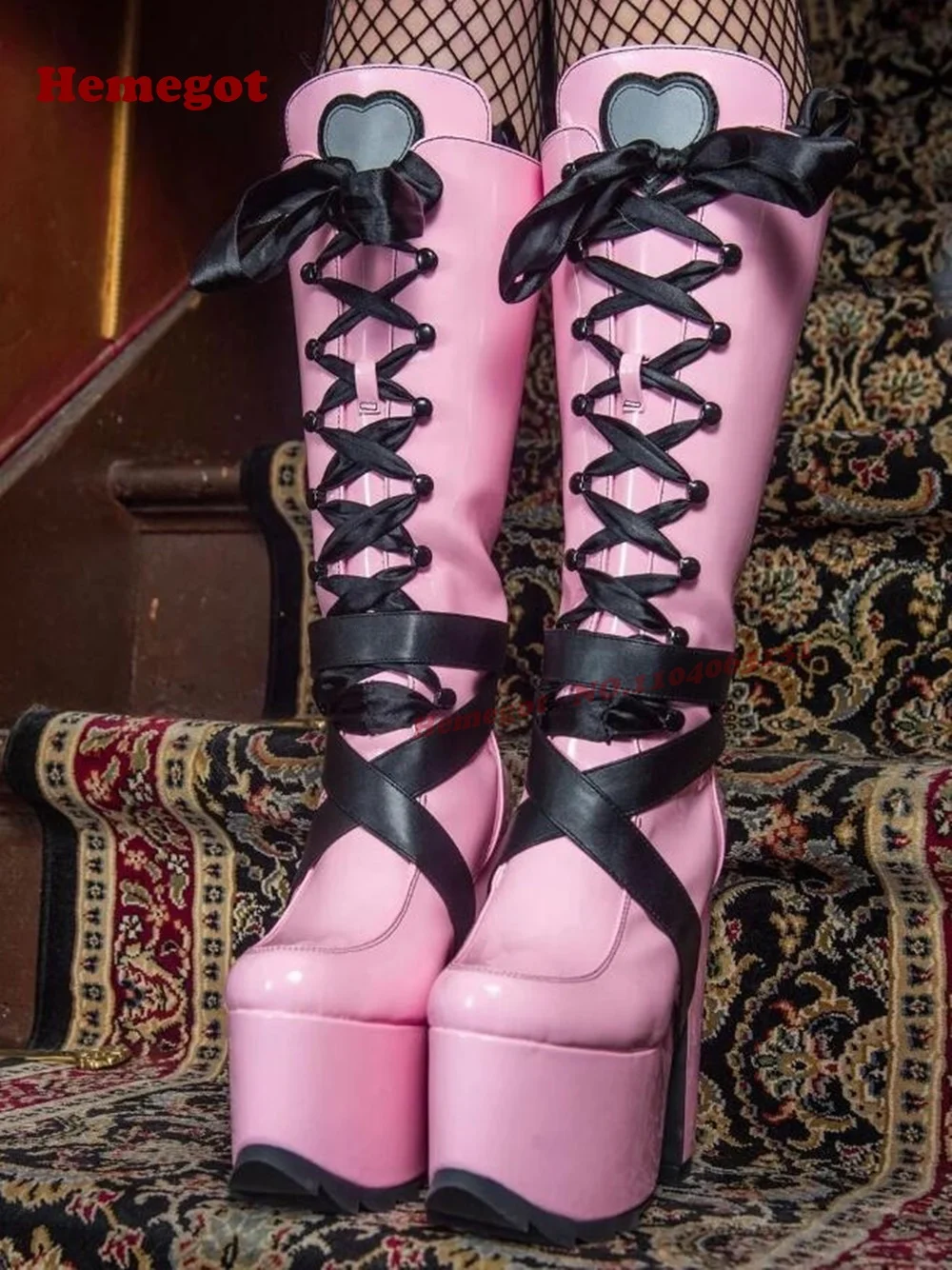 Rosa Riemen, Plateau-Gothic-Stiefel, überkreuzte Schnürstiefel, kniehohe Damenstiefel, klobige Absätze, Reißverschlussschuhe hinten, würzige Mädchen, glänzend