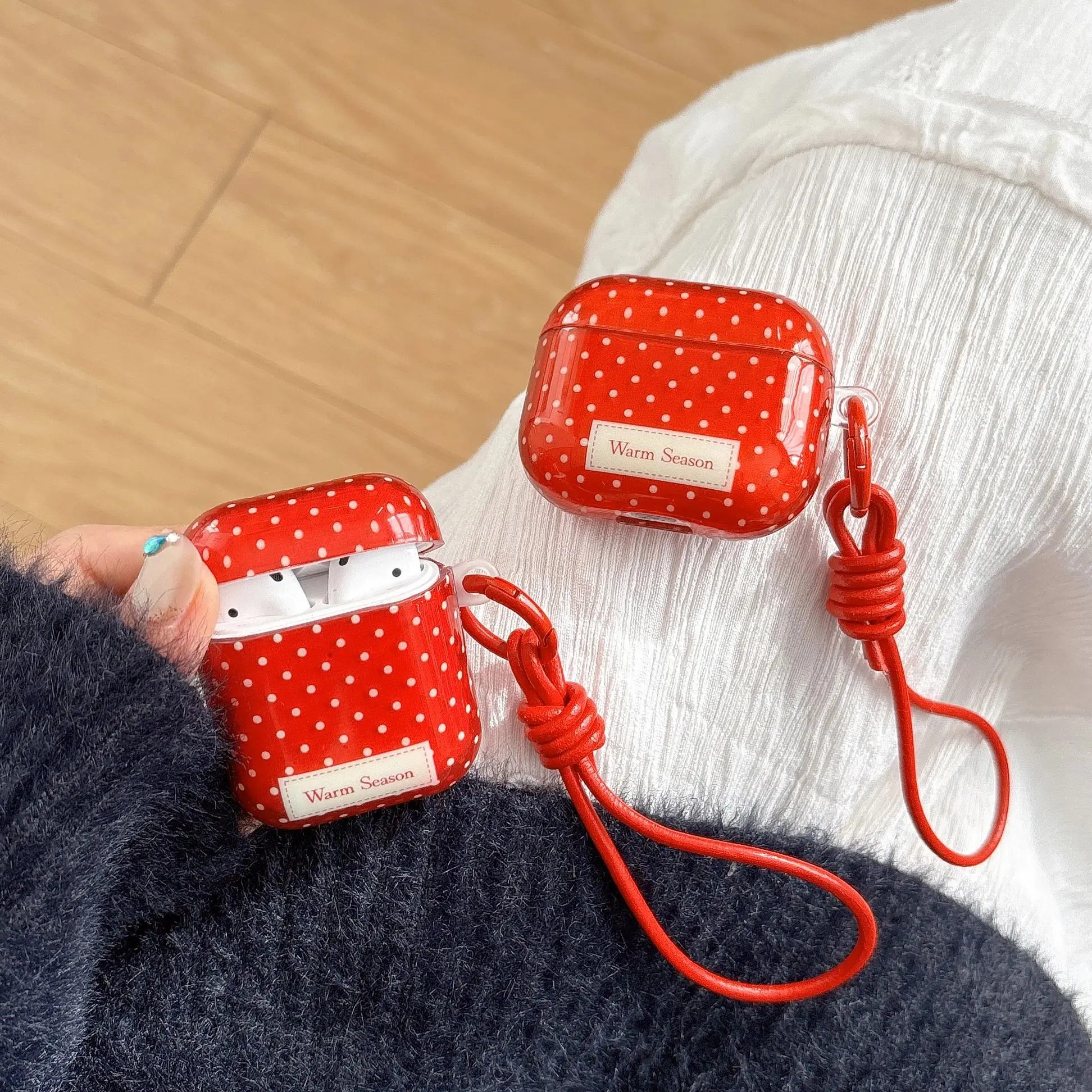 Modische, schlichte, gepunktete Design-rote, glänzende Schutzhülle für Kopfhörer mit roter Lanyard-Abdeckung für AirPods 1, 2, 3, 4, Pro, 2, Pro 3 Image