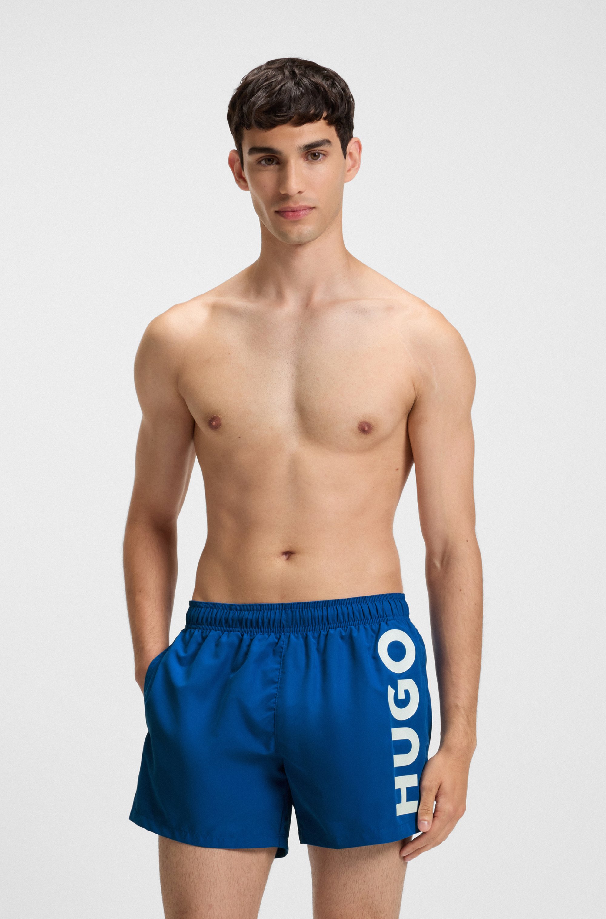 Badeshorts HUGO UNDERWEAR "ABAS", Herren, Gr. XXL (56), N-Gr, blau (bright blau 432), Microfaser, Polyester, kontrastfarbene Details, unifarben, Sportlich, Badehosen, seitlich mit großem HUGO Logo-Print Image