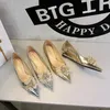 Koreanische Version Flacher Mund Spitz Strass Hochzeitsschuhe Metall Keilabsatz Damenschuhe