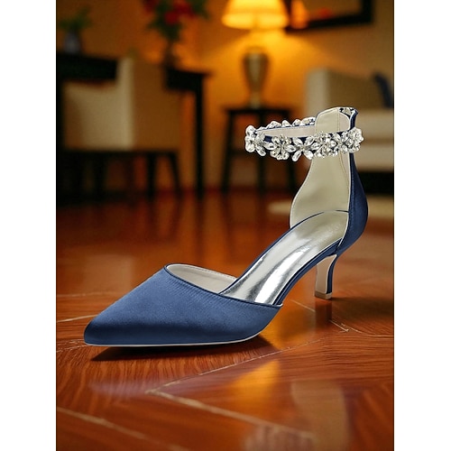 Champagnerfarbene Brautjungfernschuhe für Damen, elegante und bequeme Pumps mit niedrigem Kitten-Heel und spitzer Zehenpartie, verziert mit einem Knöchelriemen aus Kristall. Image
