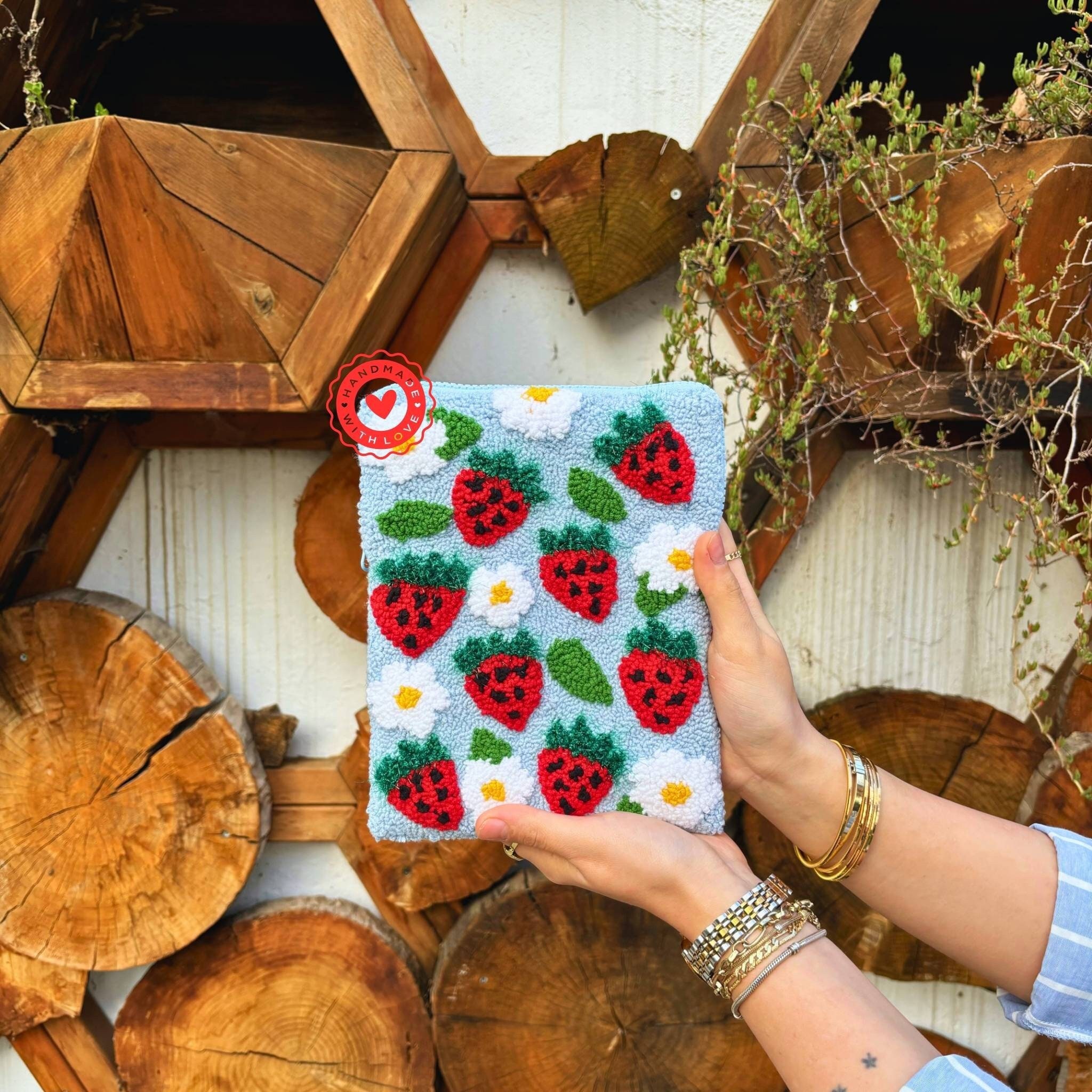 Couverture pour Kindle aux fraises - Étui blanc pour Kindle en papier - Pochette pour livre faite main - Étui pour lecteur électronique - Etui Kindle