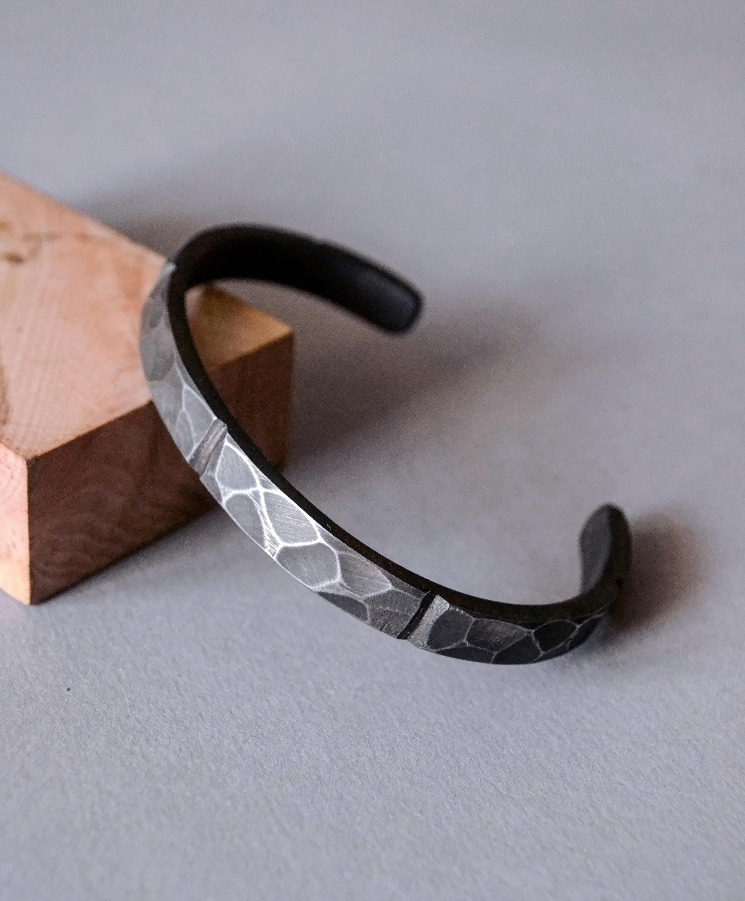 Bracciale rigido in acciaio inossidabile. Bracciale forgiato a mano. Bracciale rigido in acciaio da uomo. Bracciali abbinati. Bracciale in metallo ner