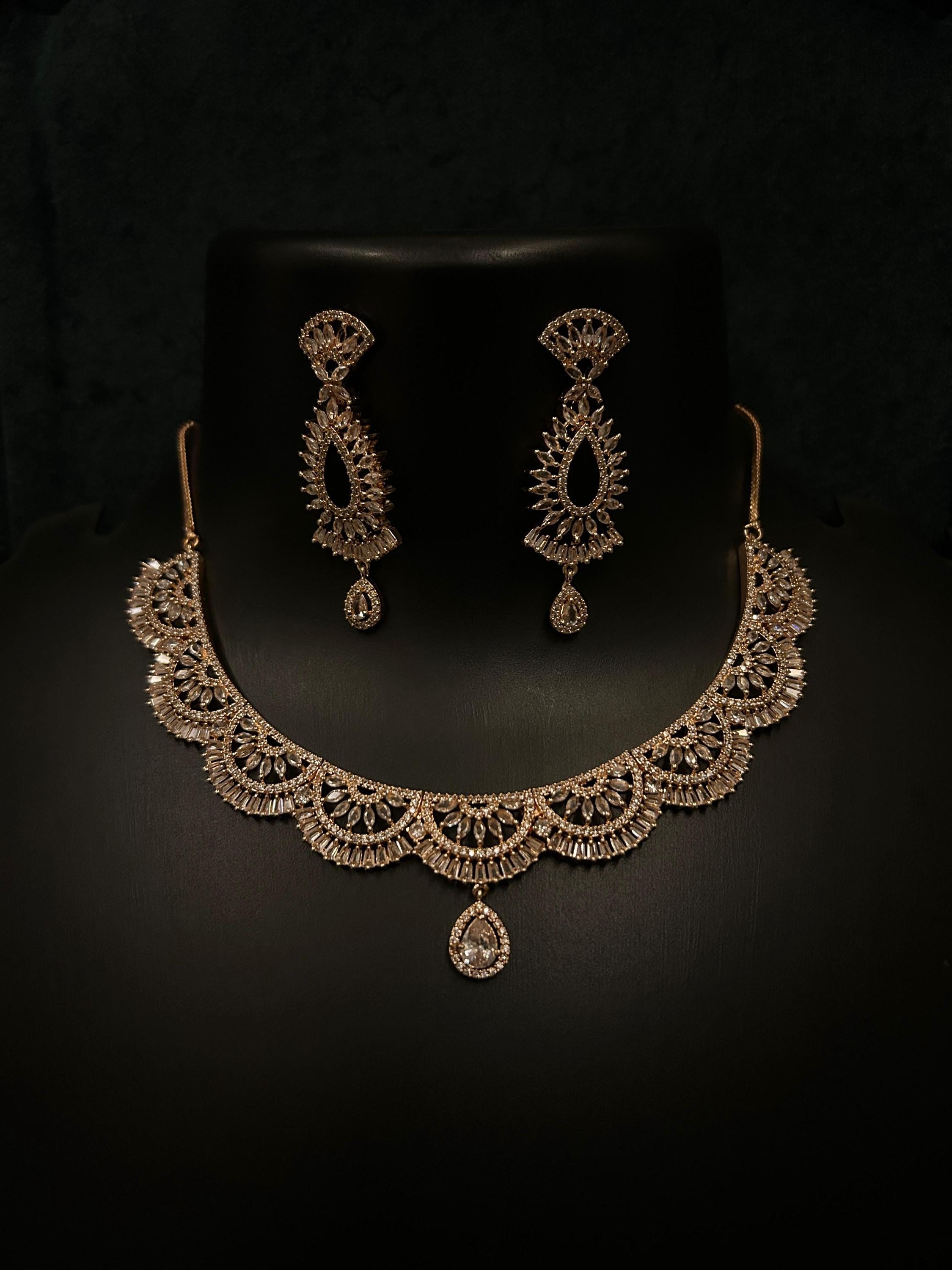 Collana con smeraldi e diamanti / Gioielli vistosi in oro rosa / Collana di tendenza / Gioielli eleganti / Gioielli da sposa indiani / Collana con zir