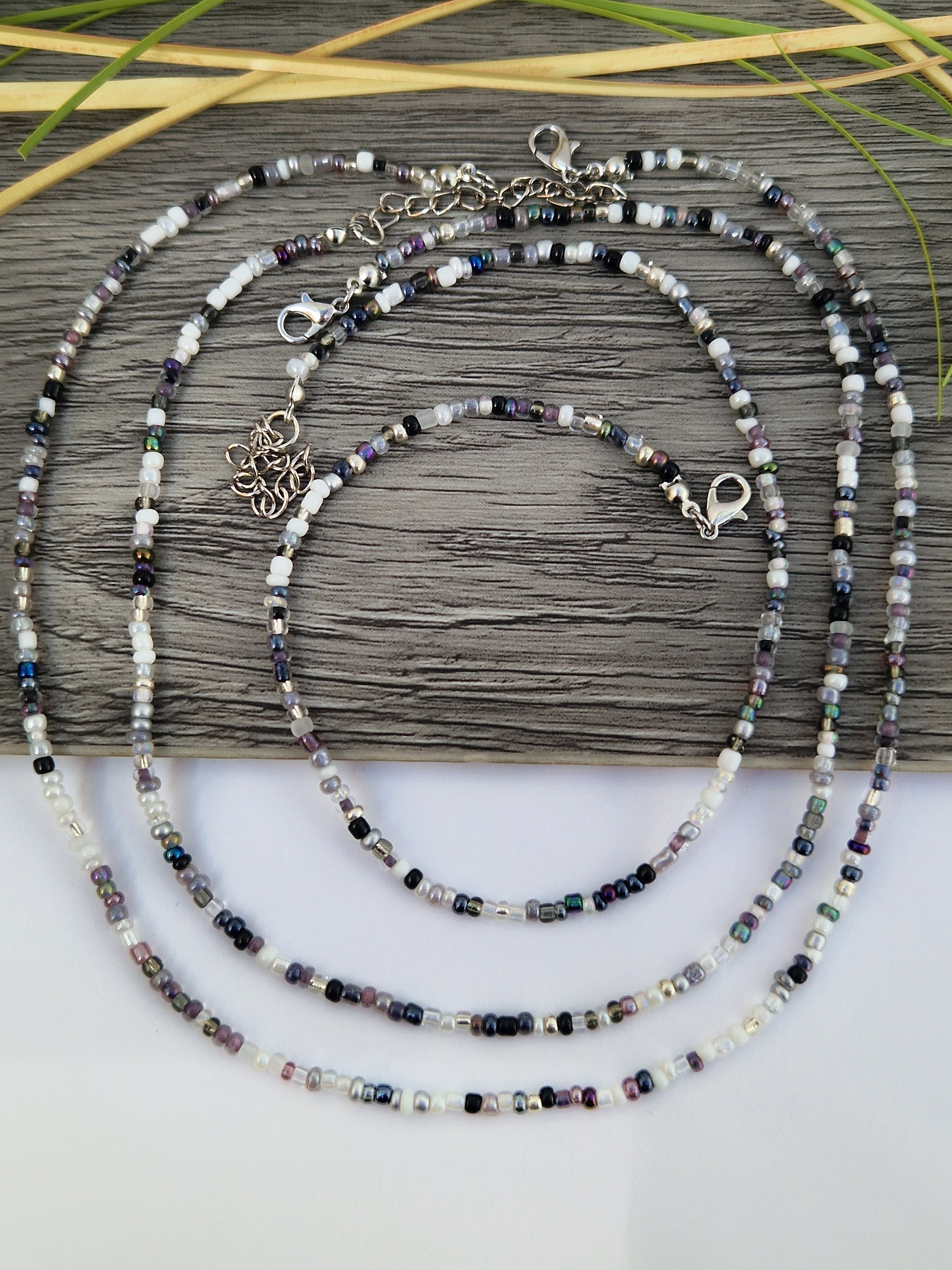 Collana di perline bianche e nere a filo singolo, collana di perline, collana di perline bianche miste, collana di perline di semi, collana bianca e n