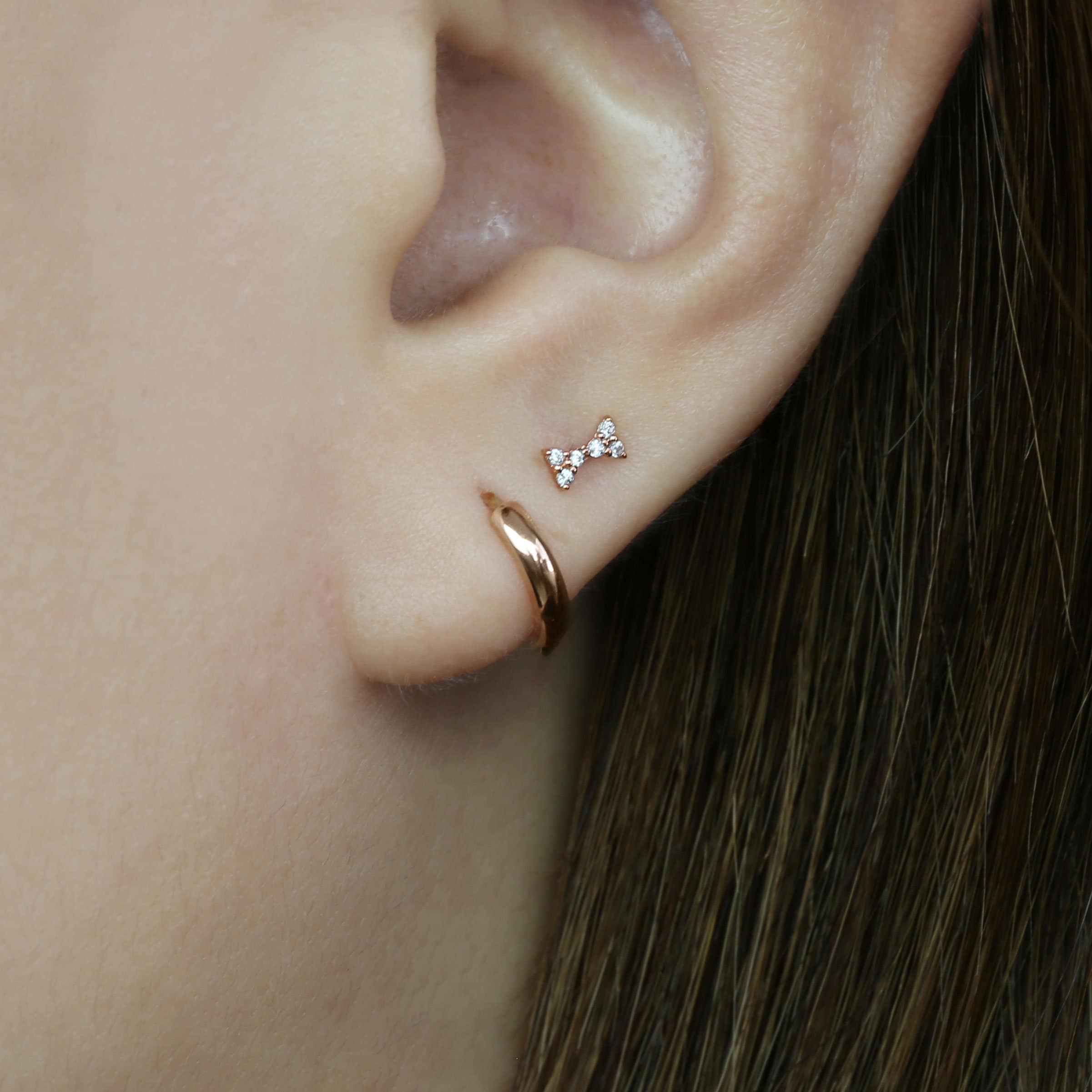 Orecchino a bottone con piccolo nastro in oro rosa massiccio 14k e zirconi cubici, piccolo orecchino a bottone con chiusura a vite, piccolo orecchino