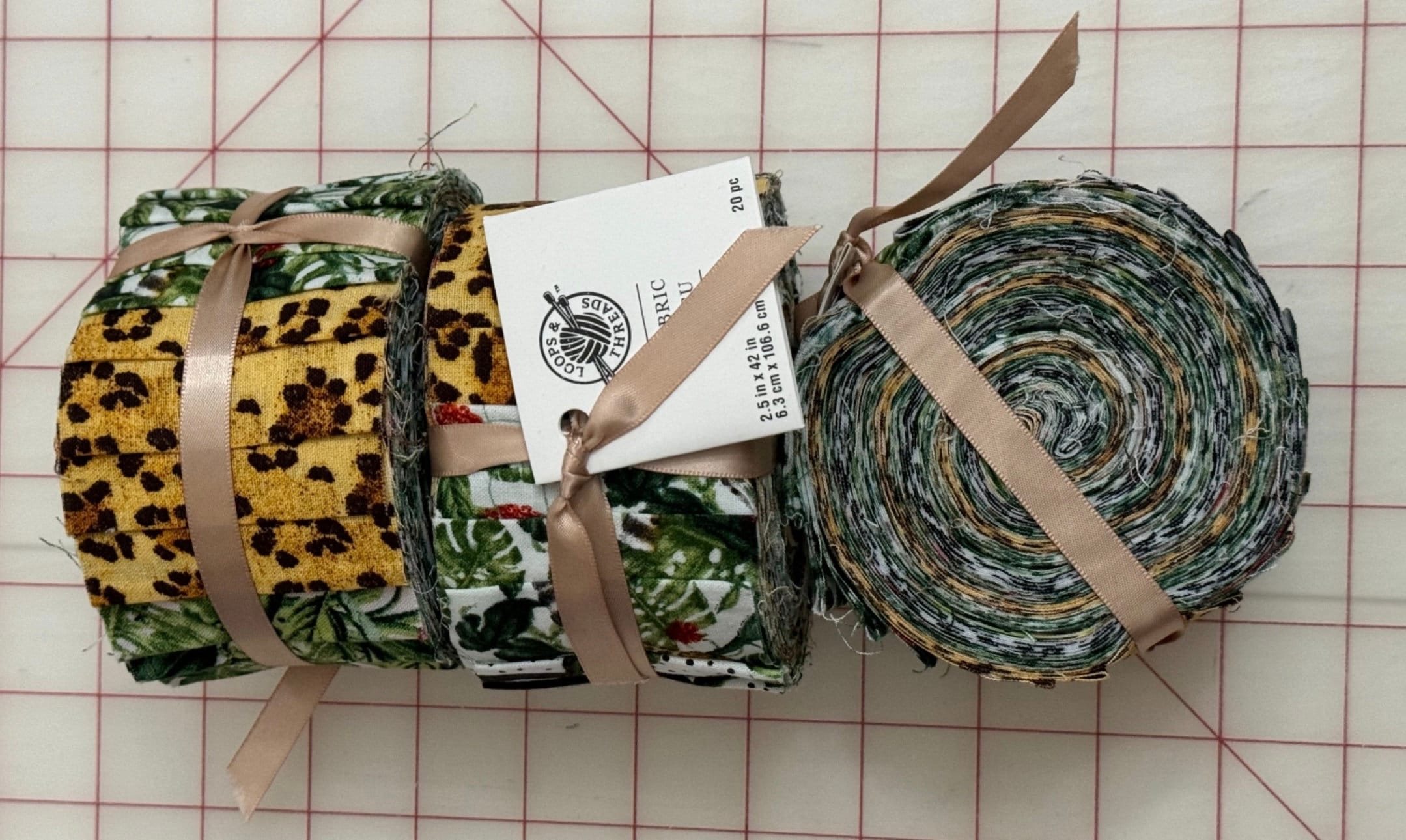 "Jungle Jelly Roll - Loops and Threads / Stampe di animali zebrati e tigri / 20 strisce pretagliate da 2,5\" / Strisce per tappeti Jelly Roll in tessuto"