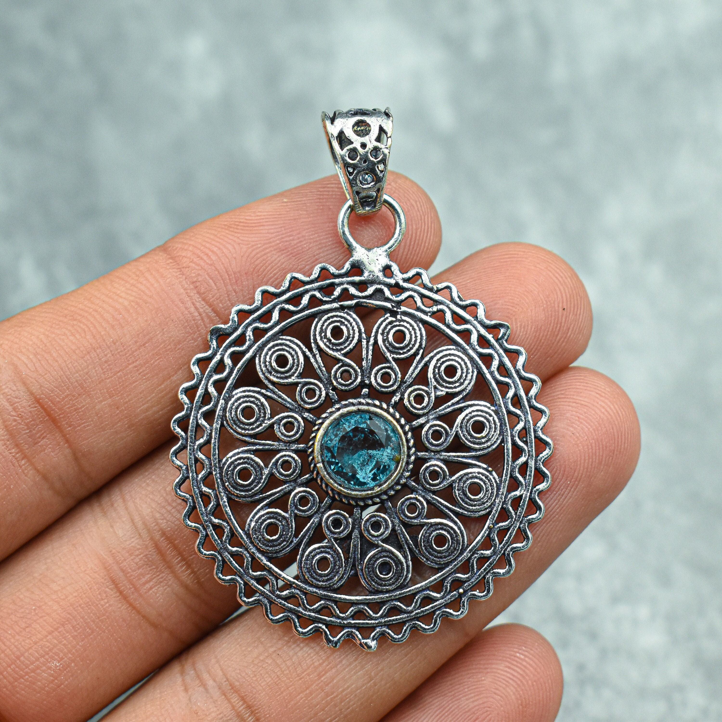 Ciondolo in topazio blu, ciondolo in argento sterling 925, ciondolo in topazio blu con pietra preziosa, collana fatta a mano, gioielli in topazio blu,