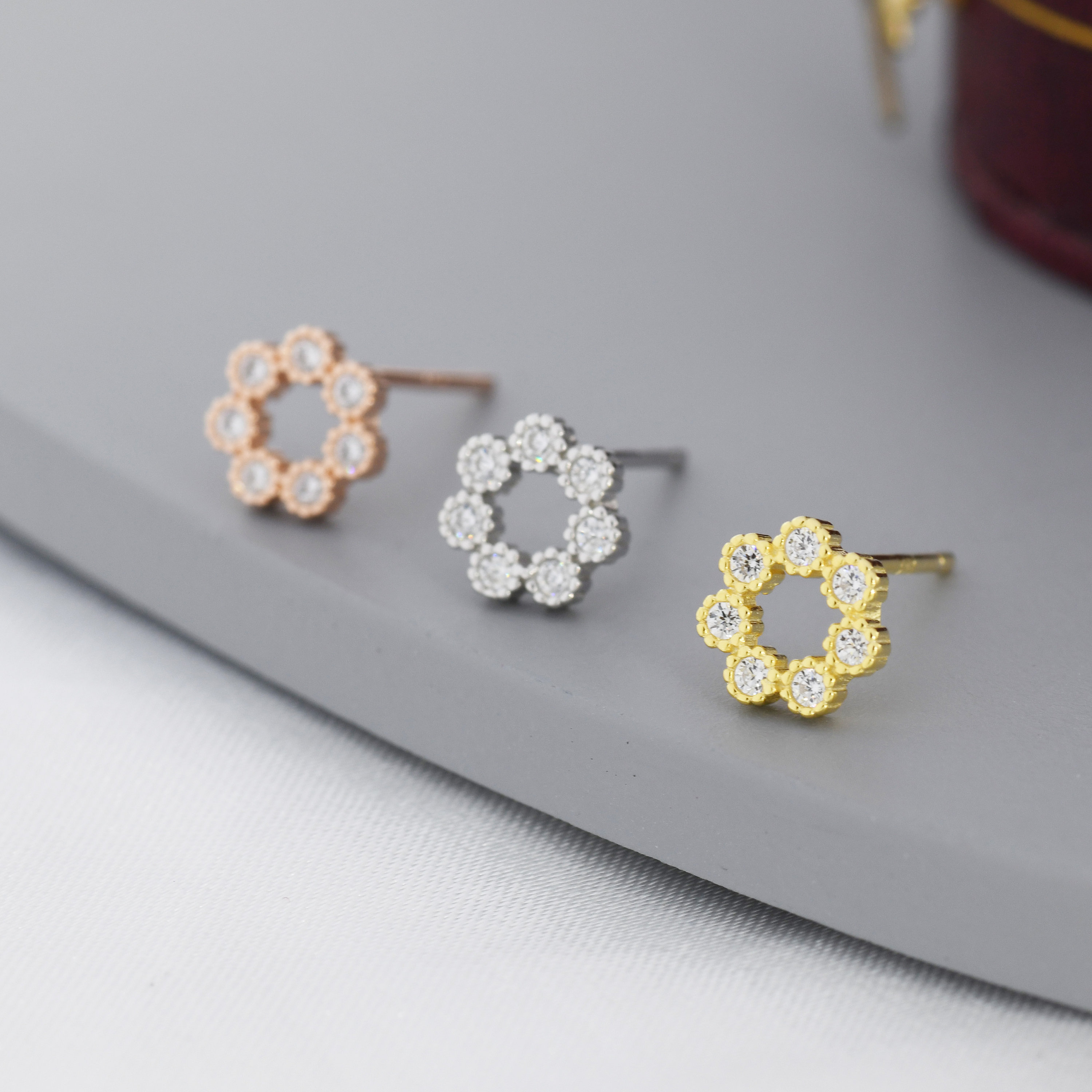 Orecchini a perno a forma di corona con piccoli cerchi in zirconia cubica in argento sterling, argento, oro o oro rosa, piccoli cerchi in zirconia cub