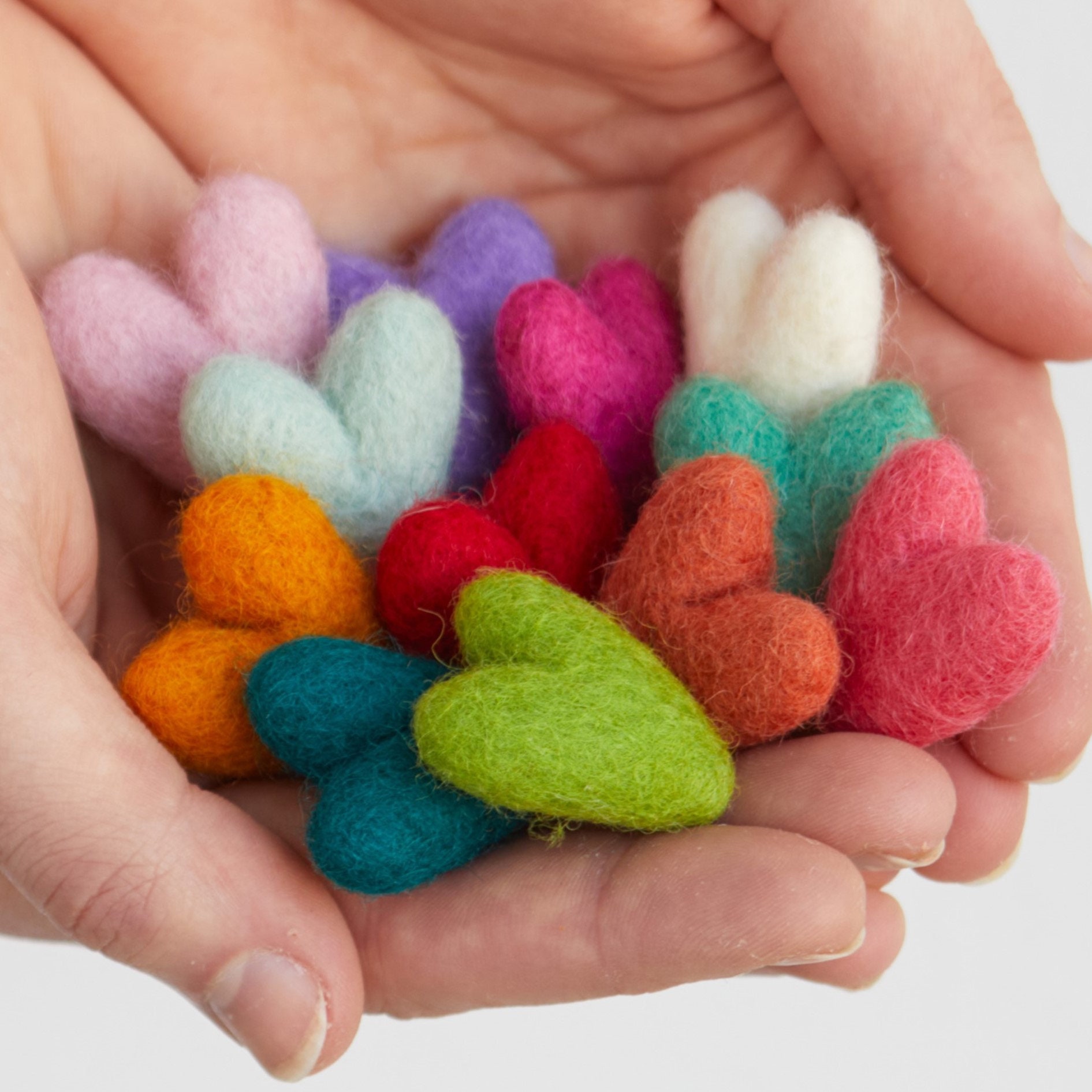 Set di 12 cuoricini in feltro di lana - Mini cuoricini artigianali, perfetti per riempire ciotole, ghirlande, cestini primaverili, progetti creativi e