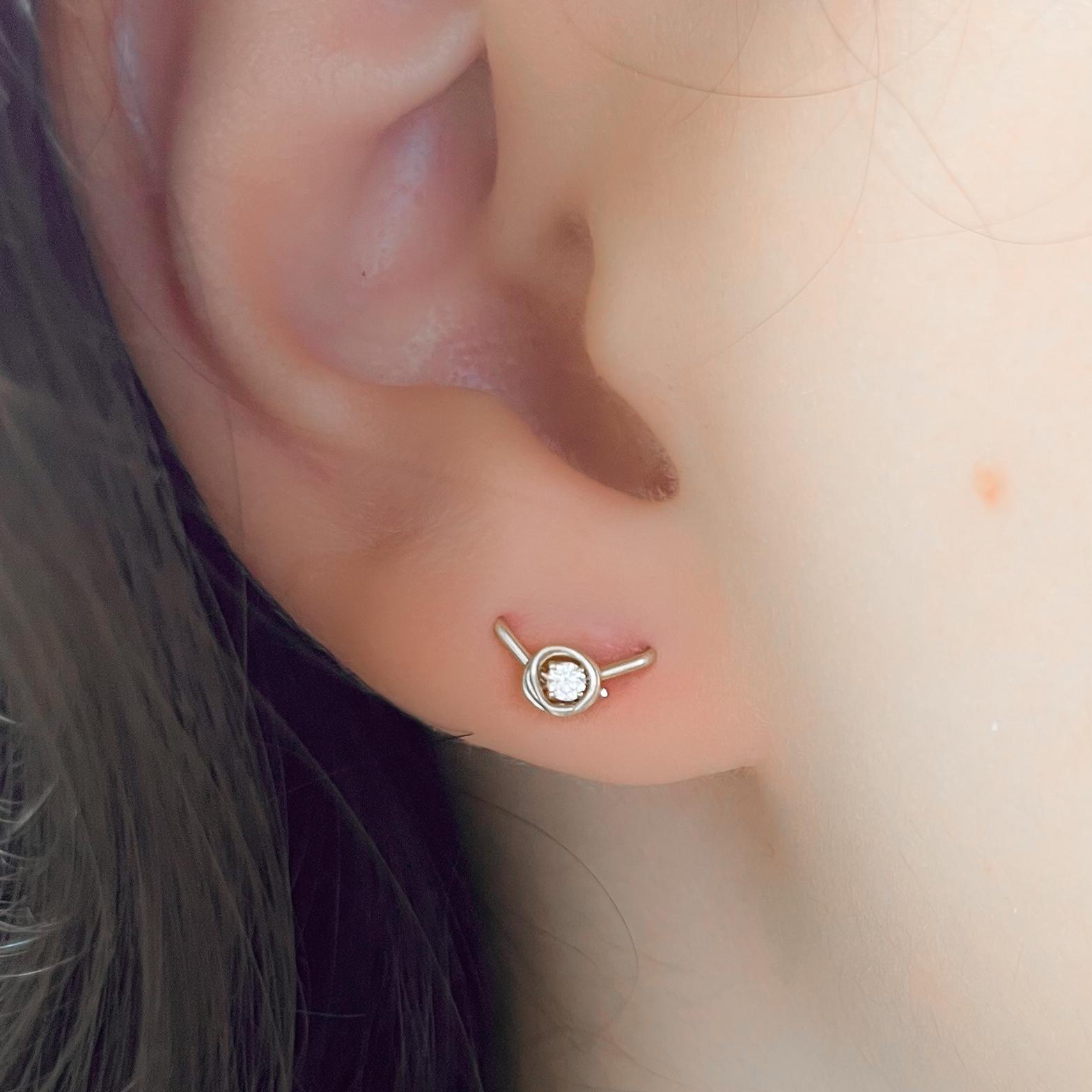Orecchino a perno a V con doppio piercing - Orecchino a doppio perno con diamante CZ - Orecchino a due fori - Orecchino a graffa a V con due piercing
