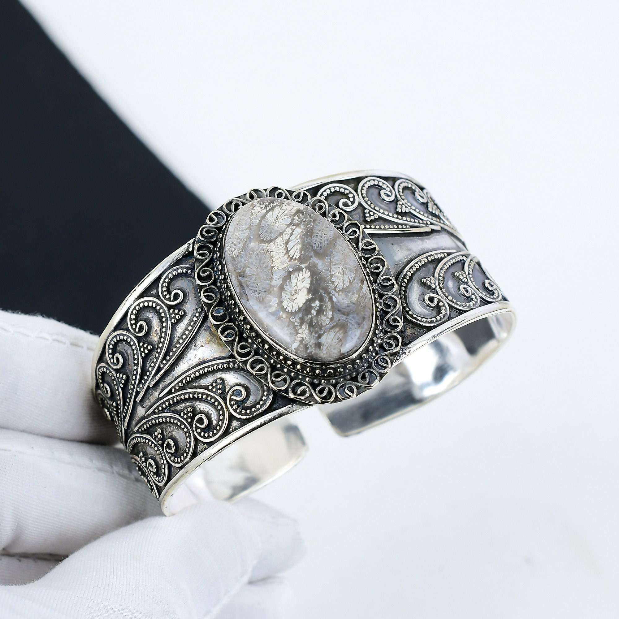 Bracciale in argento sterling 925 fatto a mano con gemma di corallo fossile nero naturale, bracciale rigido in corallo fossile, bracciale rigido natur
