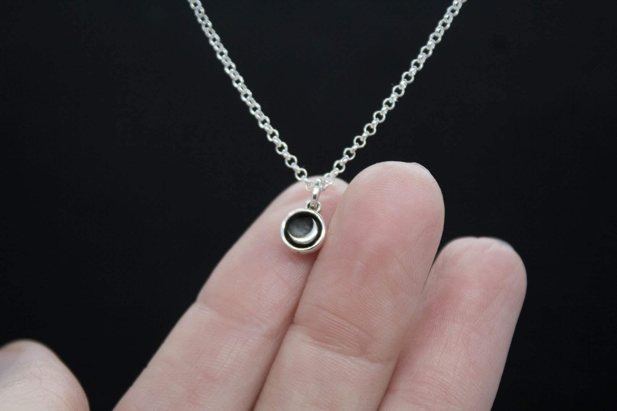 SOLO un ciondolo luna, Ciondolo luna in argento, Ciondolo luna, Collana luna, Ciondolo in argento sterling, Ciondolo minimalista, Piccola luna