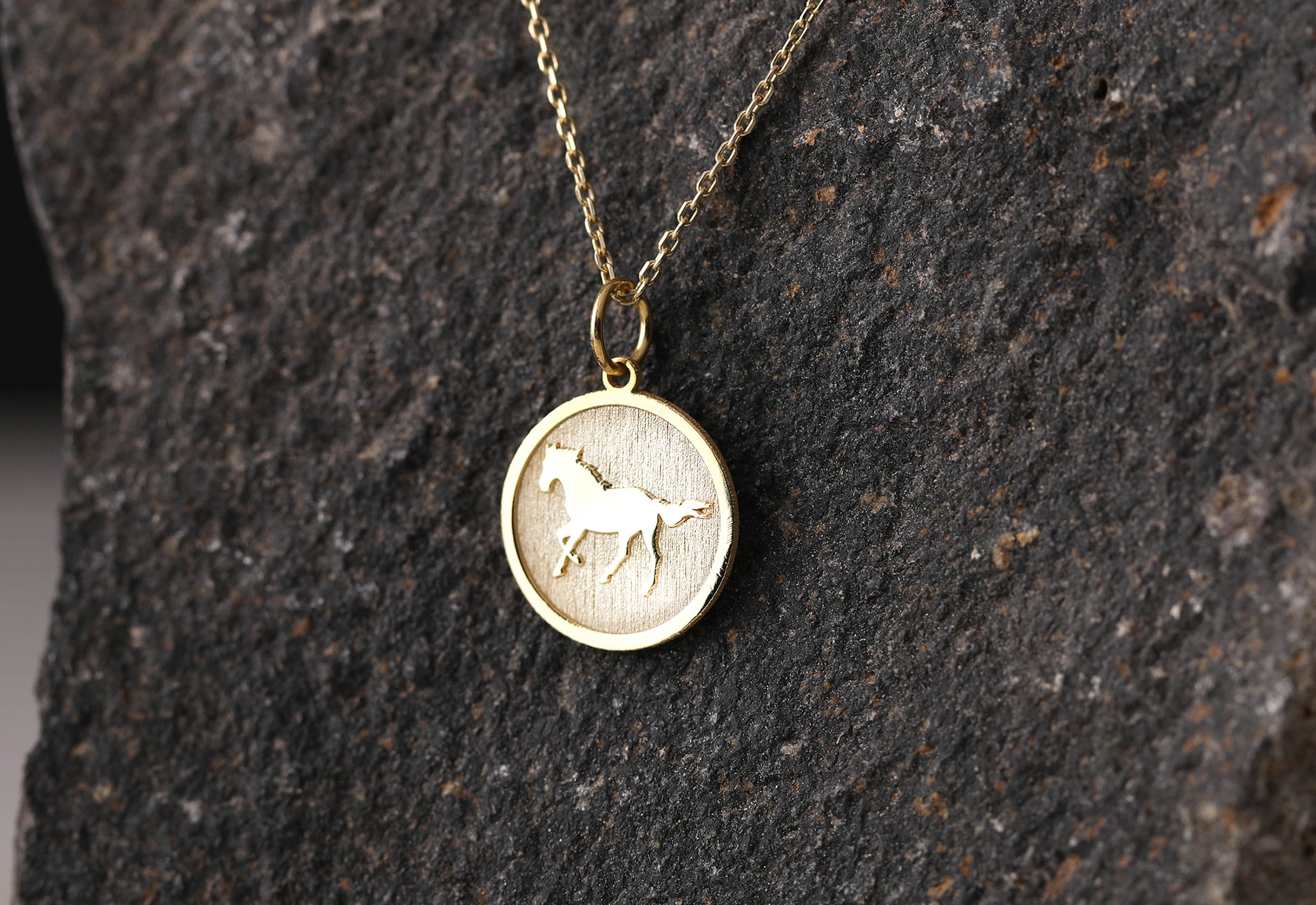 Collana con cavallo in oro 14k, collana con cavallo personalizzata, ciondolo con cavallo, collana con animale, collana con ciondolo a forma di puledro