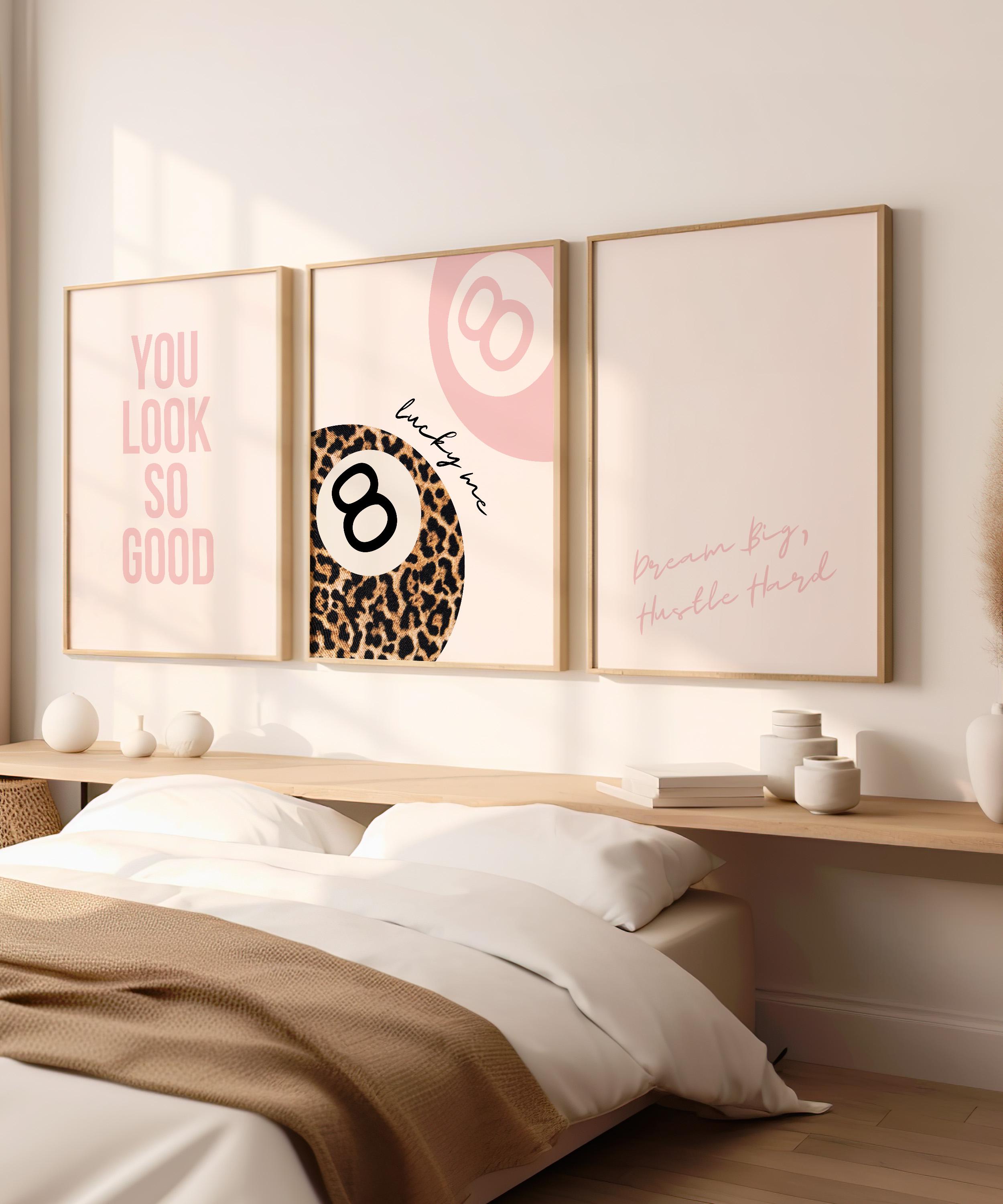 "Set di 3 stampe leopardate e ghepardi rosa \"You Look So Good\" con 8 Ball Lucky, poster trendy con stampa animalier, decorazione per la casa preppy da"