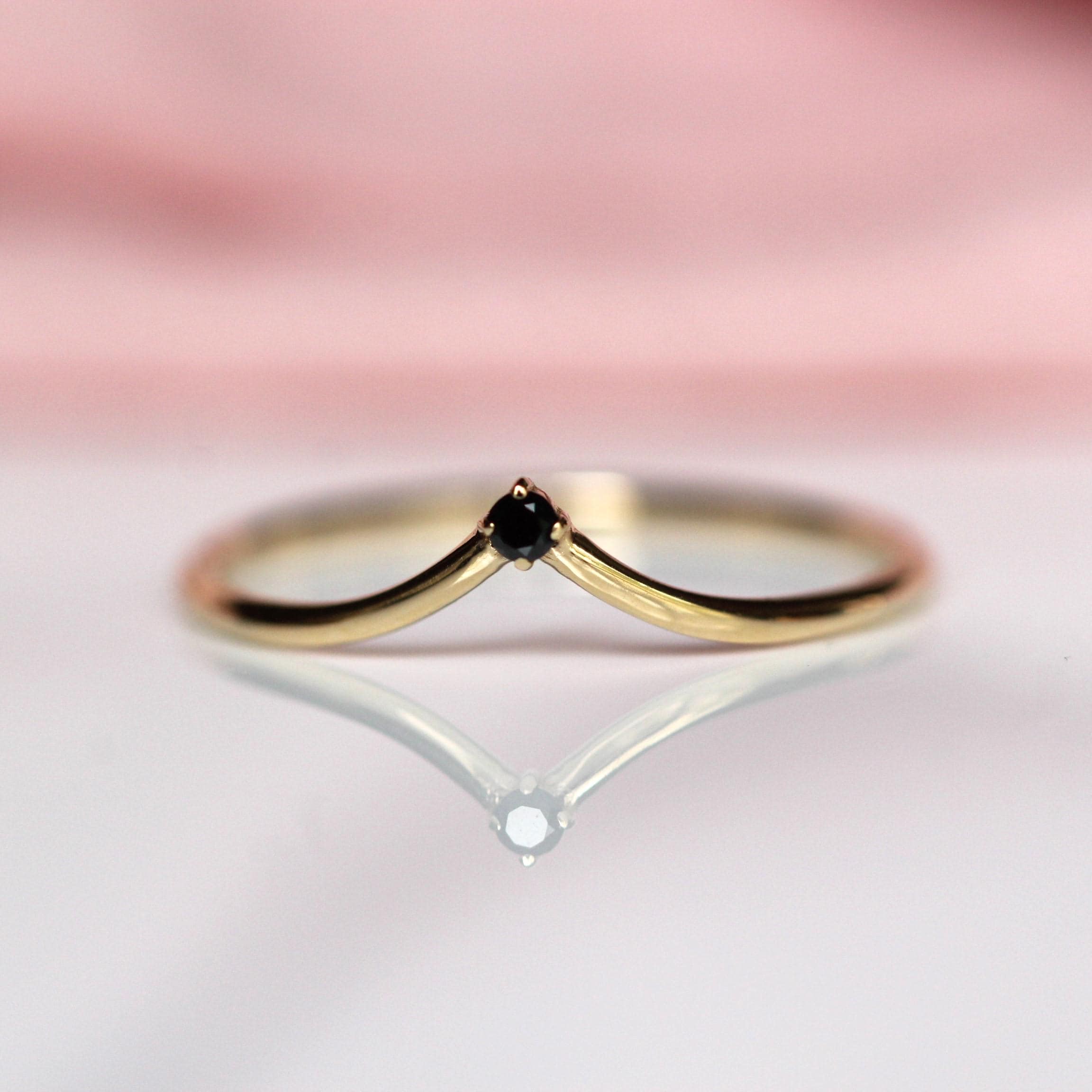 "Anello \"Swoop\" in oro 14 carati, anello con diamante nero, anello a chevron con diamanti, anello a V, anello curvo con diamanti, anello impilabile in"