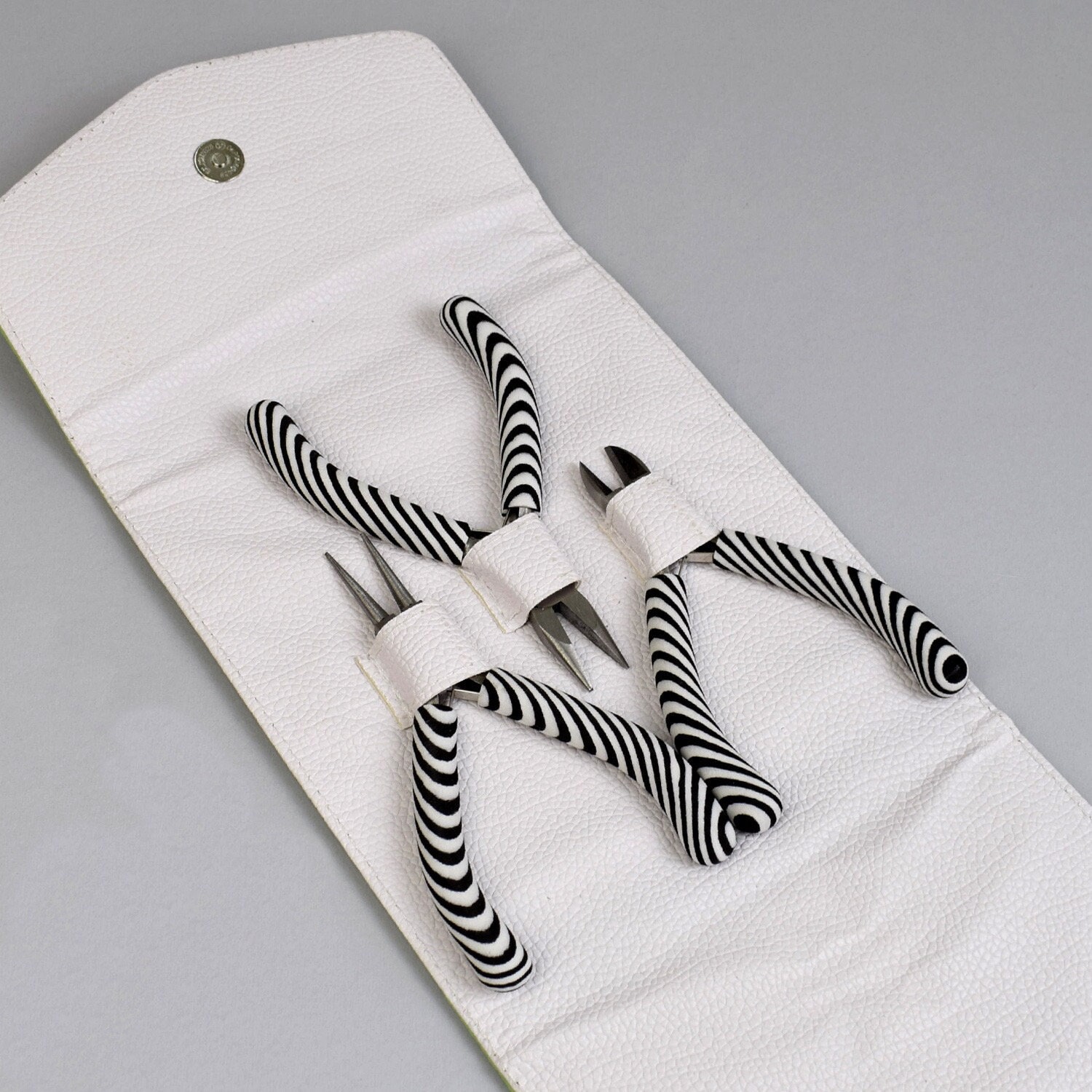 Il set di 3 pinze include: pinze a becco tondo, pinze laterali per realizzare bracciali, collane, orecchini, strumenti per la creazione di gioielli, f