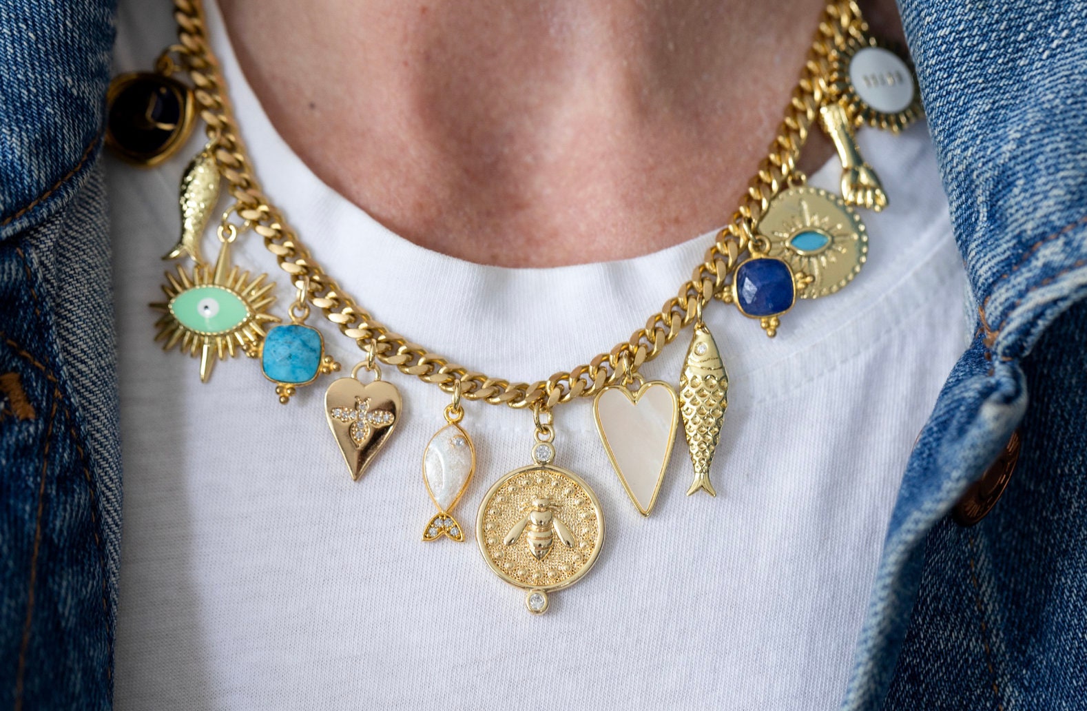 COLLANA CON CIONDOLO, QUATTORDICI ciondoli, collana a catena a maglie larghe, collana a strati, collana con ciondolo ape, collana con ciondolo pesce