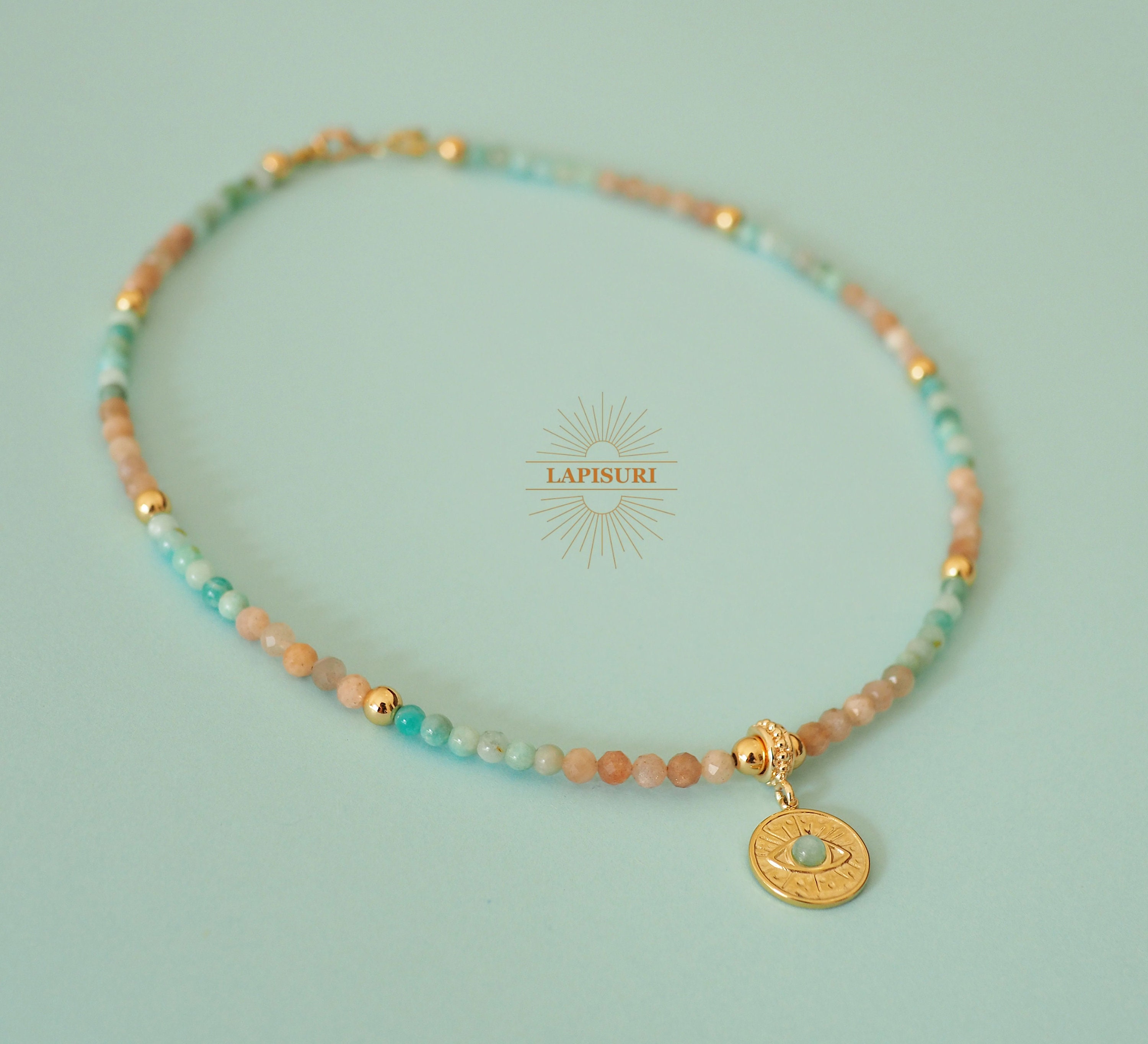 Collana con perline di amazzonite e pietra di luna color pesca con pendente a forma di occhio diabolico. Collana boho chic placcata in oro, pietre pre