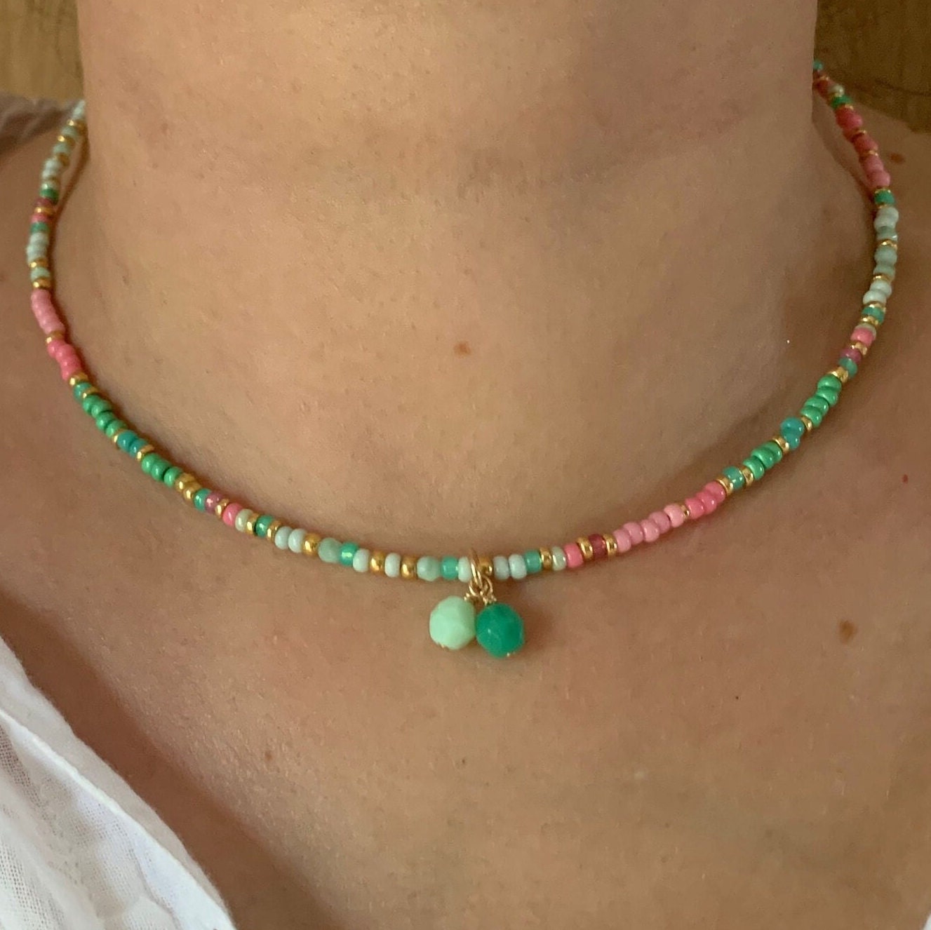 Collana d'oro con perline verdi e rosa, collana delicata con piccole perline verdi e rosa, girocollo verde e rosa, collana boho chic con perline