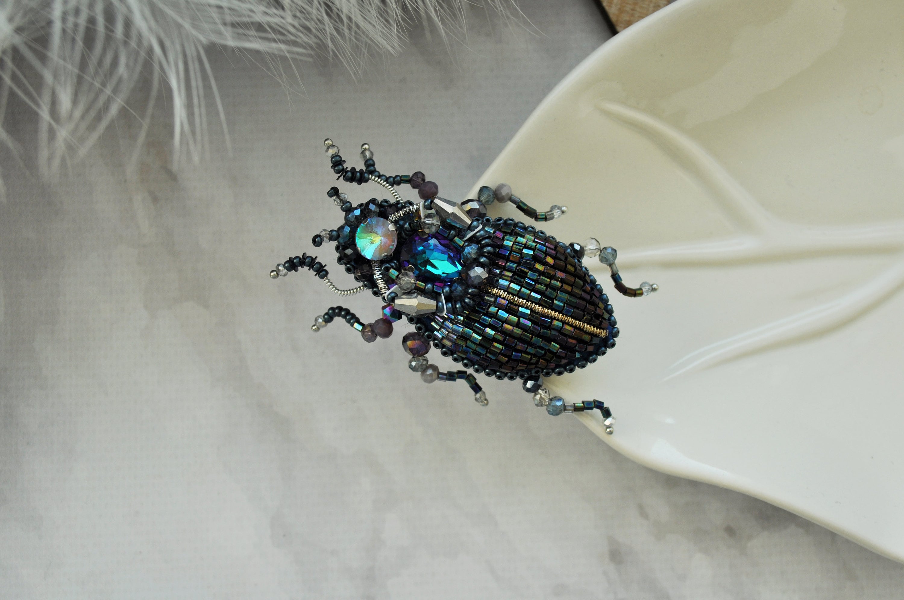 Spilla con perline ricamate a forma di scarabeo: arte di insetti, gioielli con animali e natura, spille con insetti