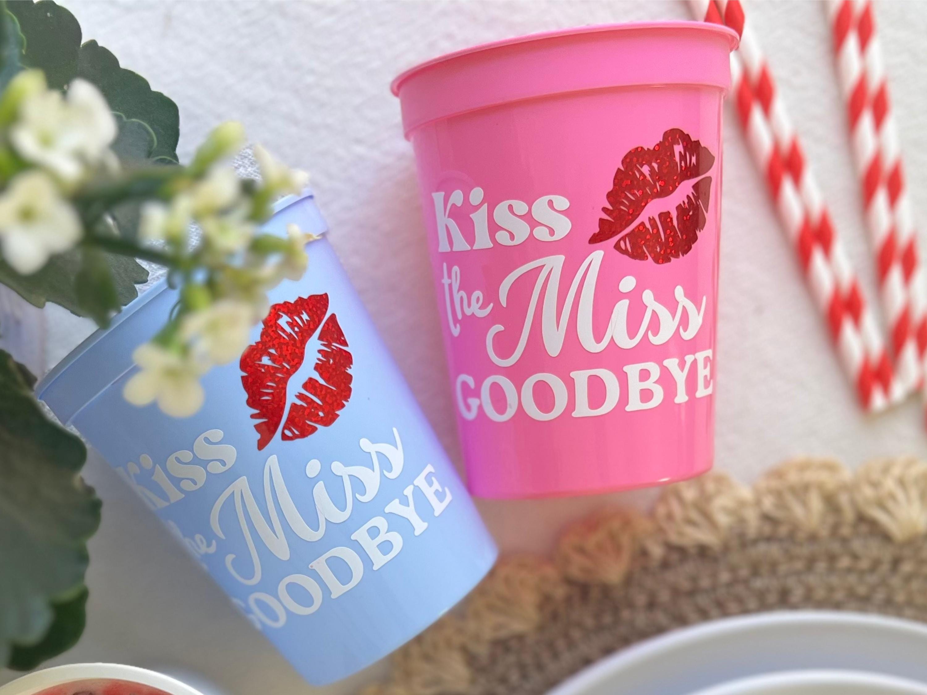 "Tazze personalizzabili per l'addio al nubilato \"Kiss the Miss Goodbye\" / Tazza per il fidanzamento \"Kiss the Miss Goodbye\" / Decorazioni per feste \"Ki"