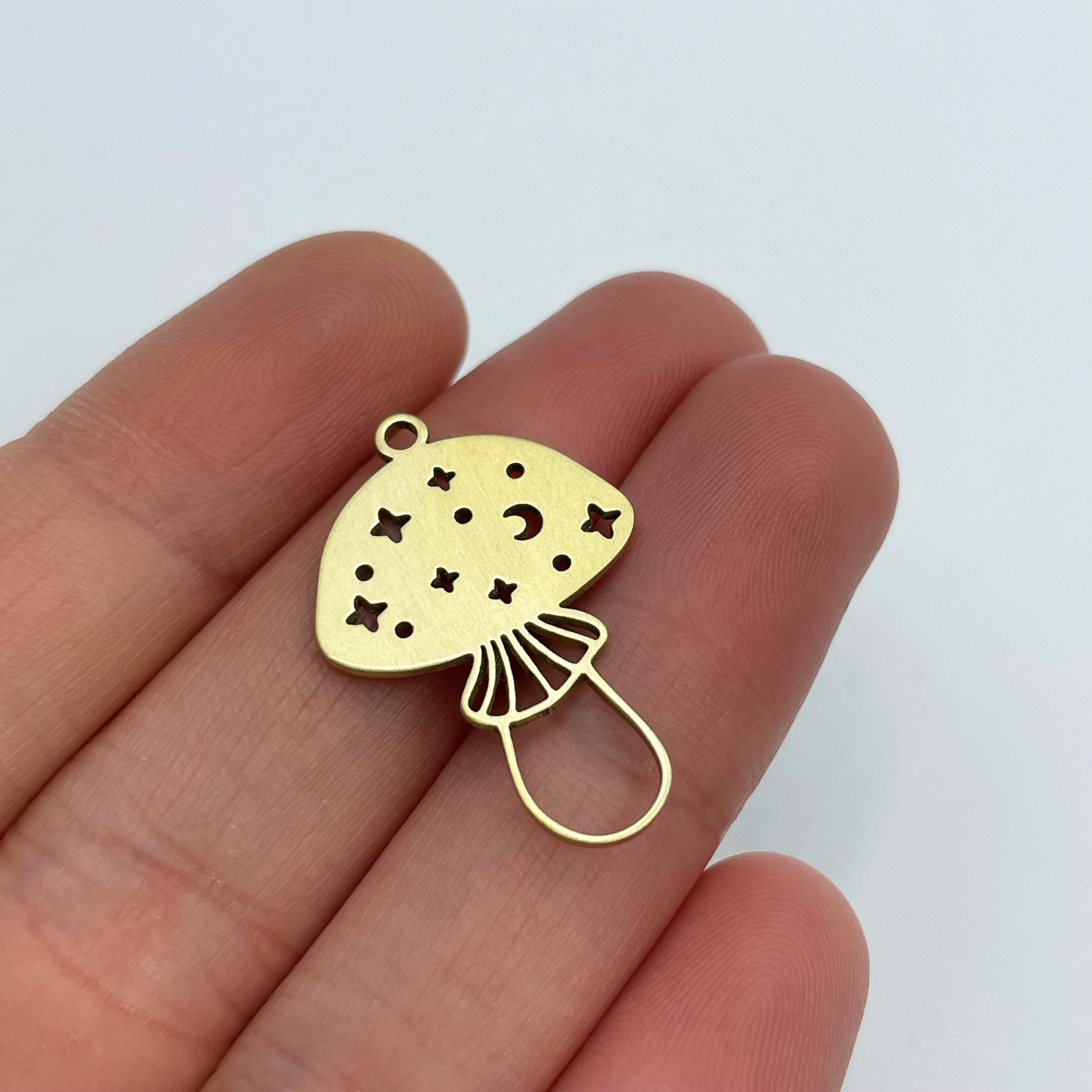 Charm a fungo in ottone grezzo, ciondolo a fungo in ottone, ciondolo a fungo luna e stelle, orecchini charm in ottone, ciondoli tagliati al laser, rep